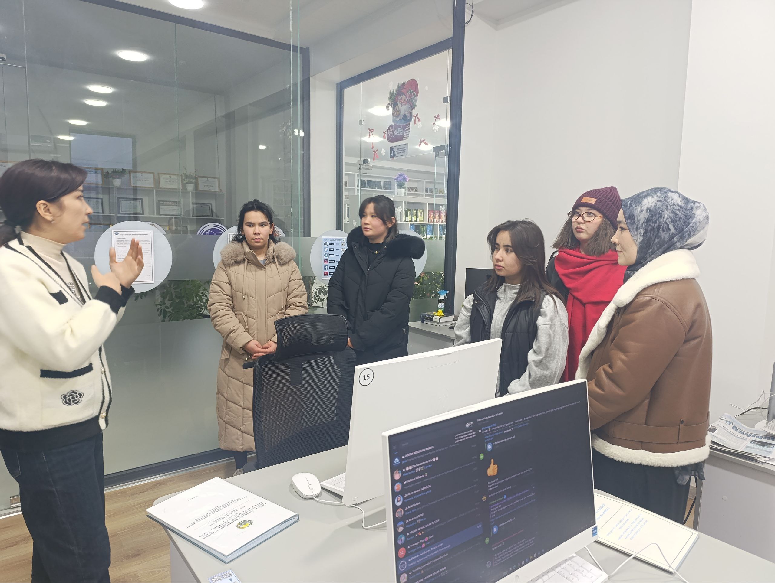 '' Kitob bilan do'stlashamiz'' nomli sahoyat tashkil qilindi.