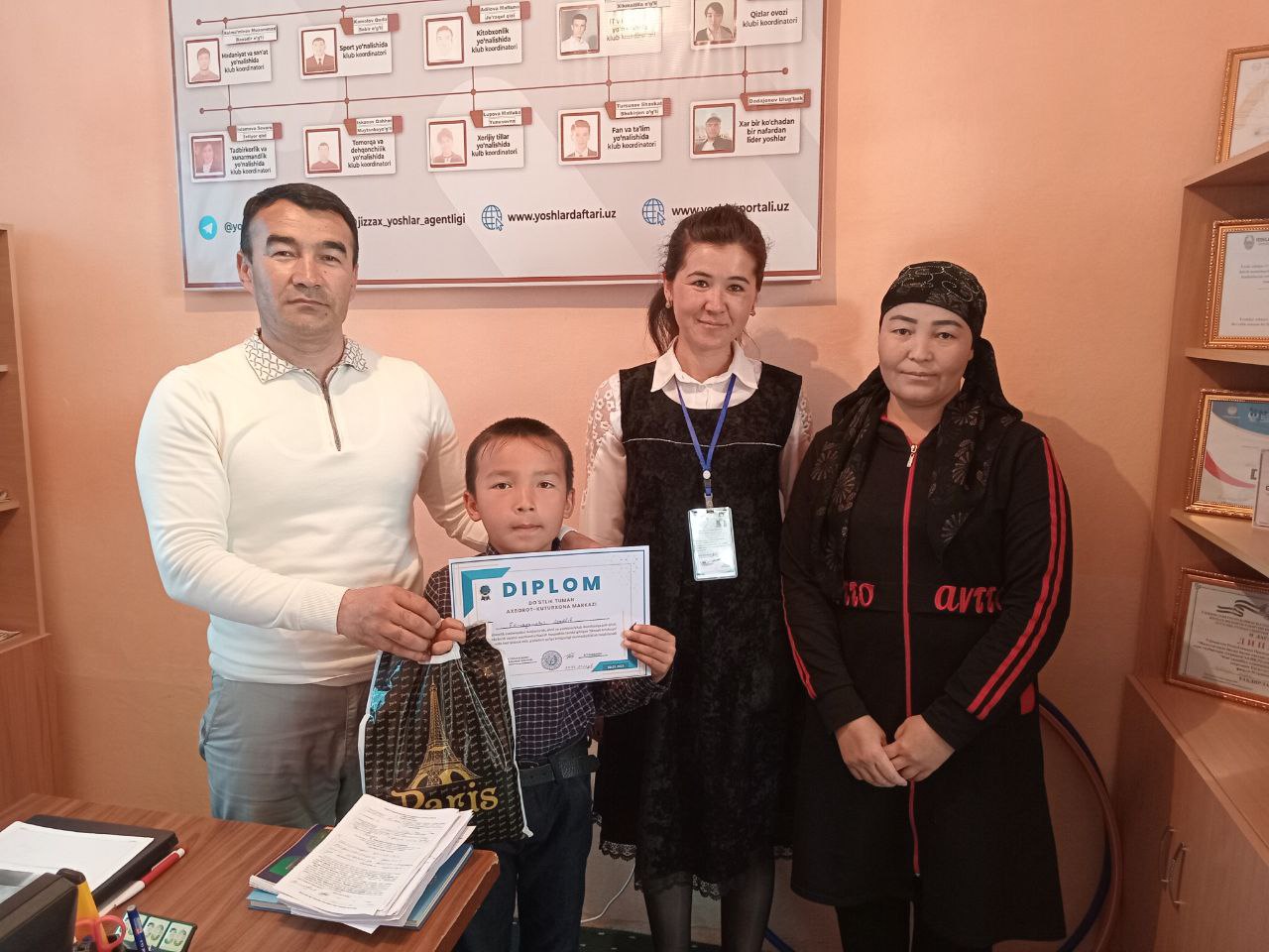 "Omadli kitobxon" loyihasining g`oliblari Axborot-kutubxona markazi tomonidan diplom va esdalik sovg`alar bilan taqdirlandi.