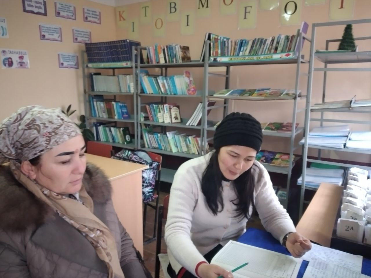 Maktab kutubxonalariga amaliy-uslubiy yordam berildi.