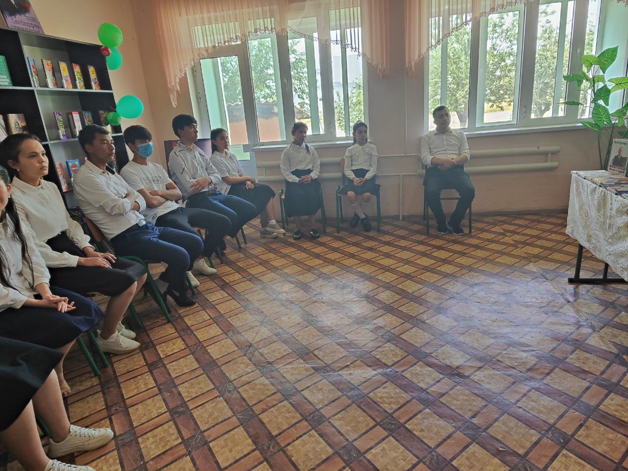 Ixtisoslashtirilgan maktab o'quvchilari ishtirokida " Xotira muqaddas " nomli davra suhbati tashkil etildi .