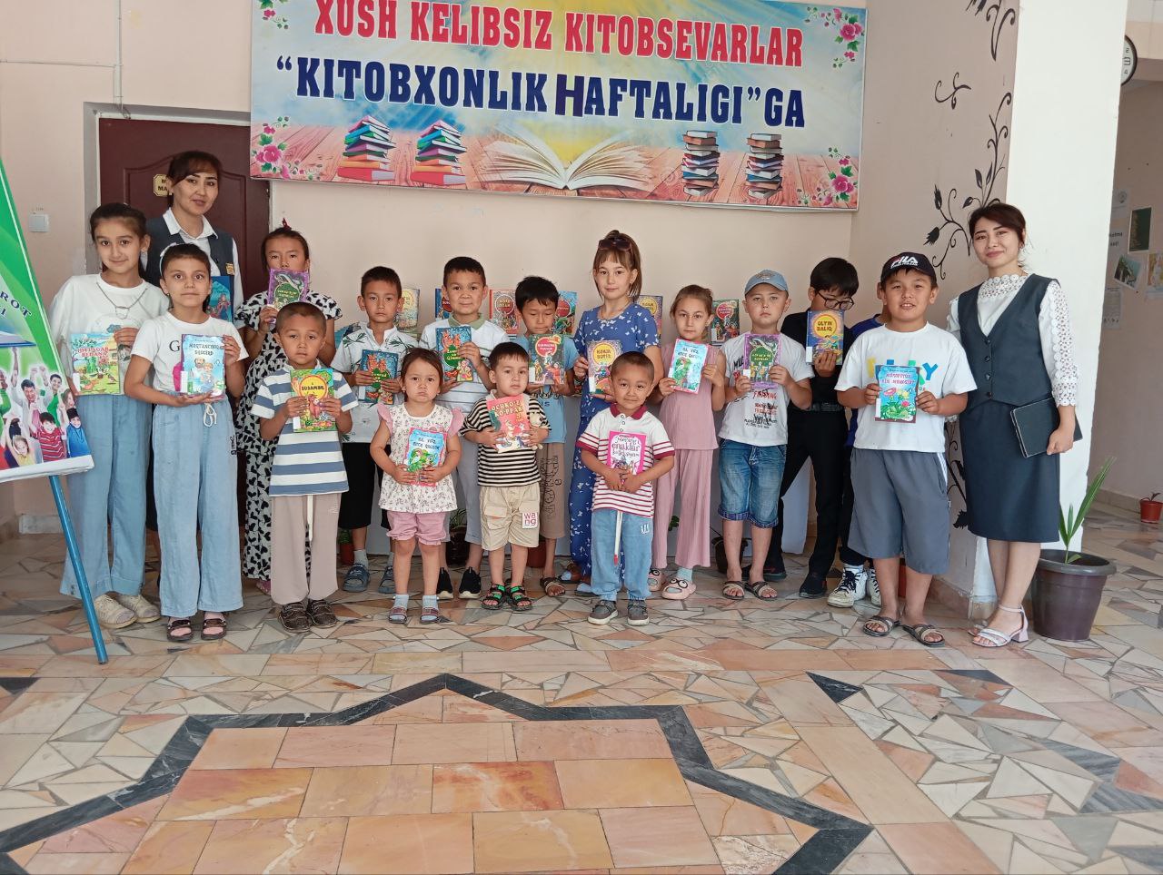 Faol kitobxon bolajonlar ishtirokida "Yangi bolalar adabiyoti " ko'rgazmasi tashkil qilindi