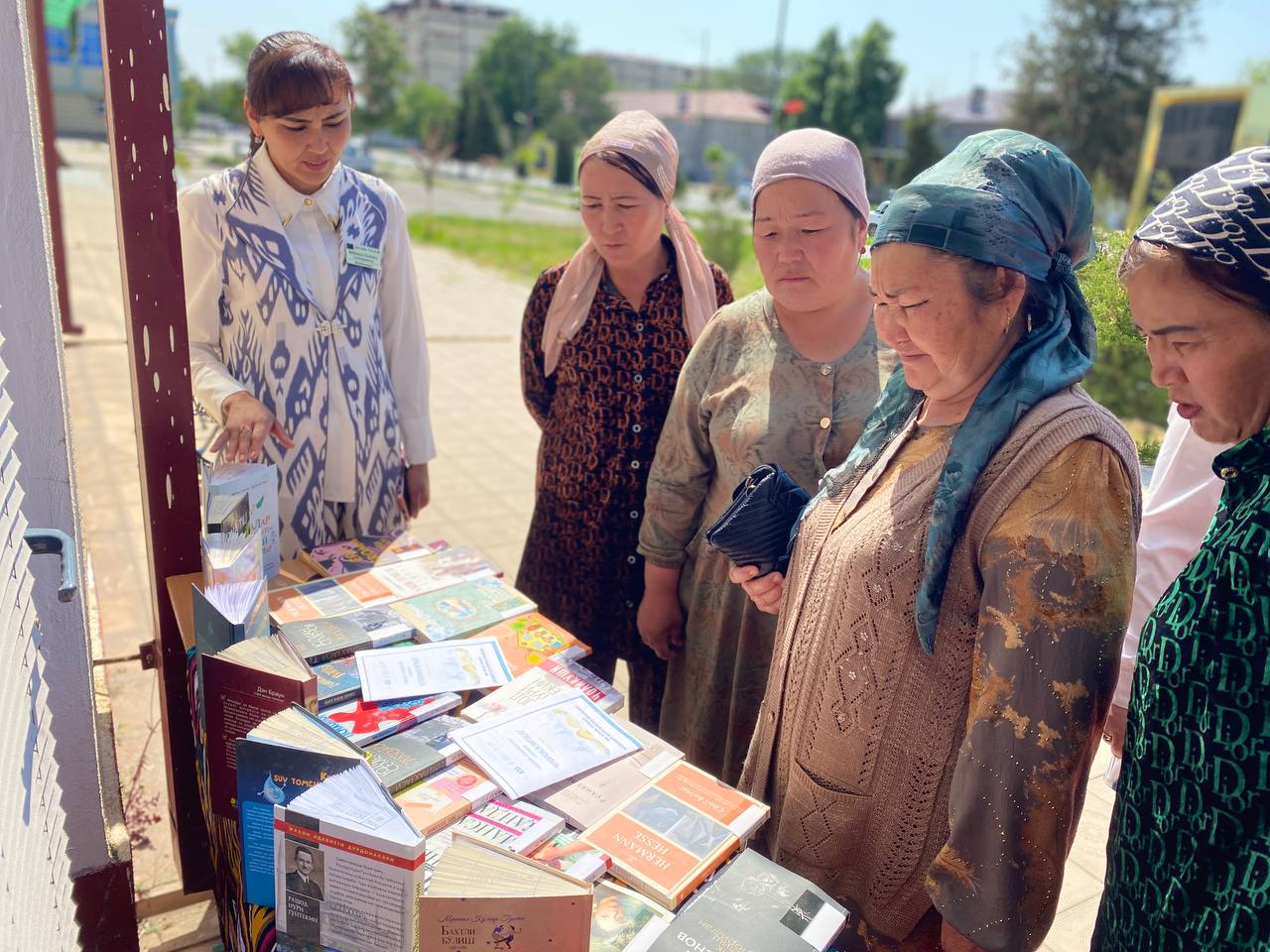 "Manaviyatimiz bezagi kitoblardir"shiori ostida kitoblar ko'rgazmasi tashkil qilindi.