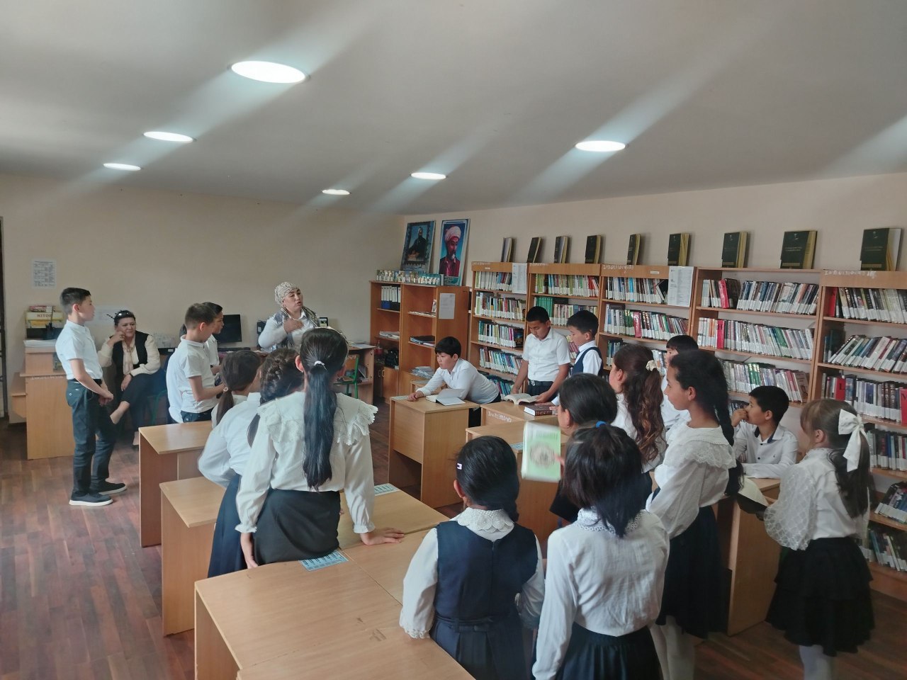 14-umumiy o'rta ta'lim maktabining 5-sinf o'quvchilari ishtirokida kutubxona bo'ylab ekskursiya tashkil etildi.