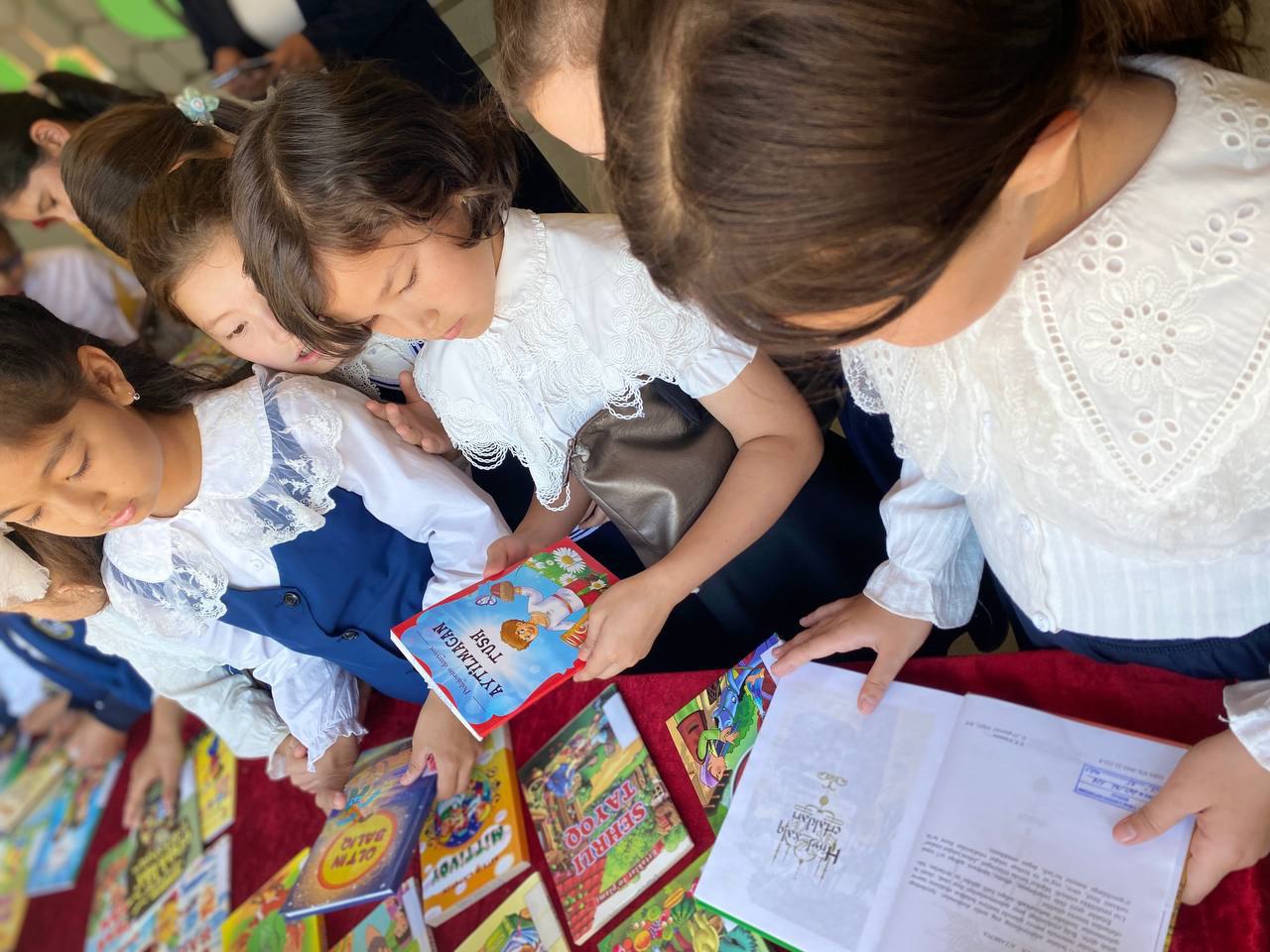 “Bolalar adabiyoti” ko’rgazmasi tashkil qilindi.