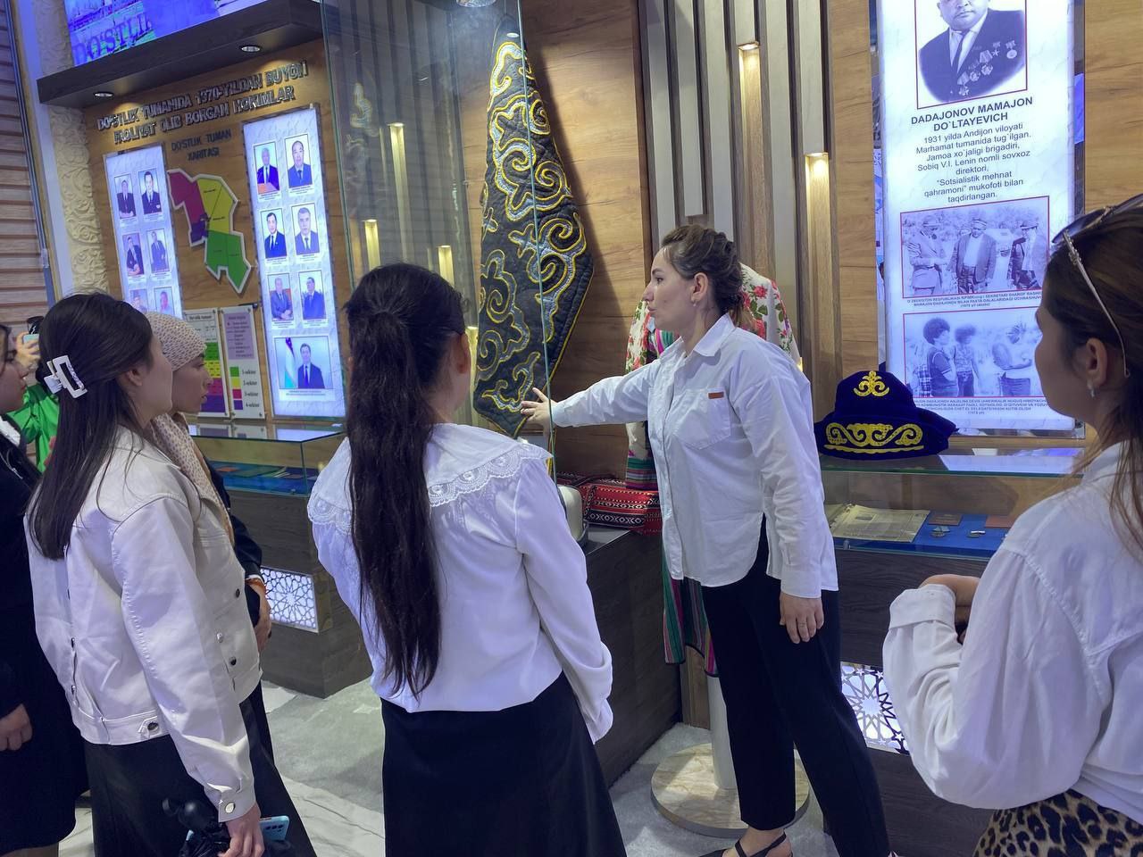 Abu Ali Ibn Sino nomidagi Jamoat salomatlik texnikumi talabalari ishtirokida kutubxona bo'ylab ekskursiya tashkil etildi.