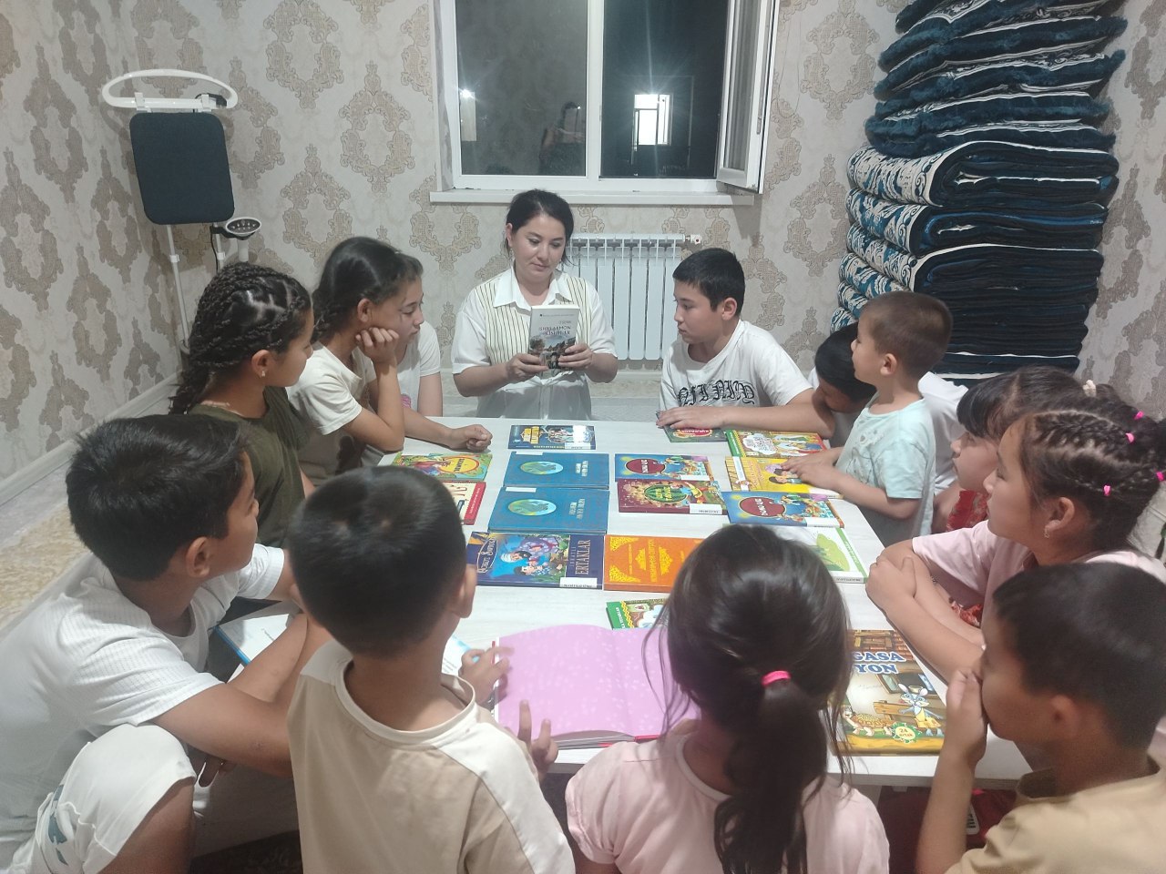 "Kitoblar bilan doʻst boʻling"deb nomlangan davra suhbati tashkil etildi