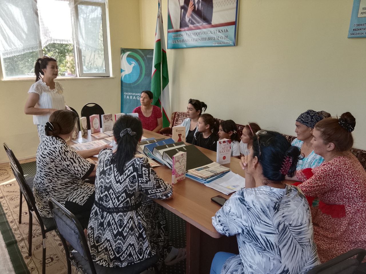 Mevazor mahallasida yashovchi kitobxon onalar bilan davra suhbati tashkil etildi