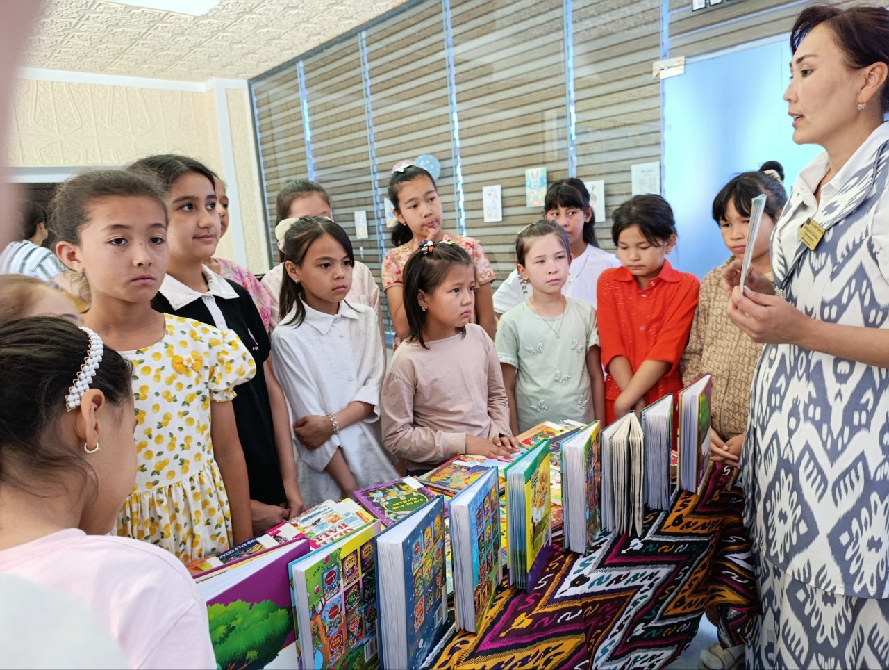 "Ertaklar yaxshilikka yetaklar"  nomli ertak kitoblar ko‘rgazmasi tashkil qilindi.