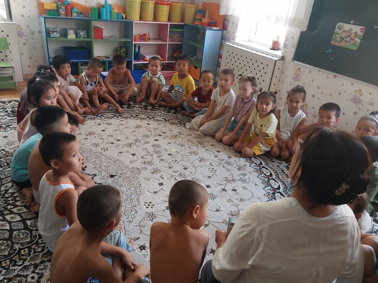 Ertaklar olamiga sayohat nomli davra suhbati tashkil etildi.