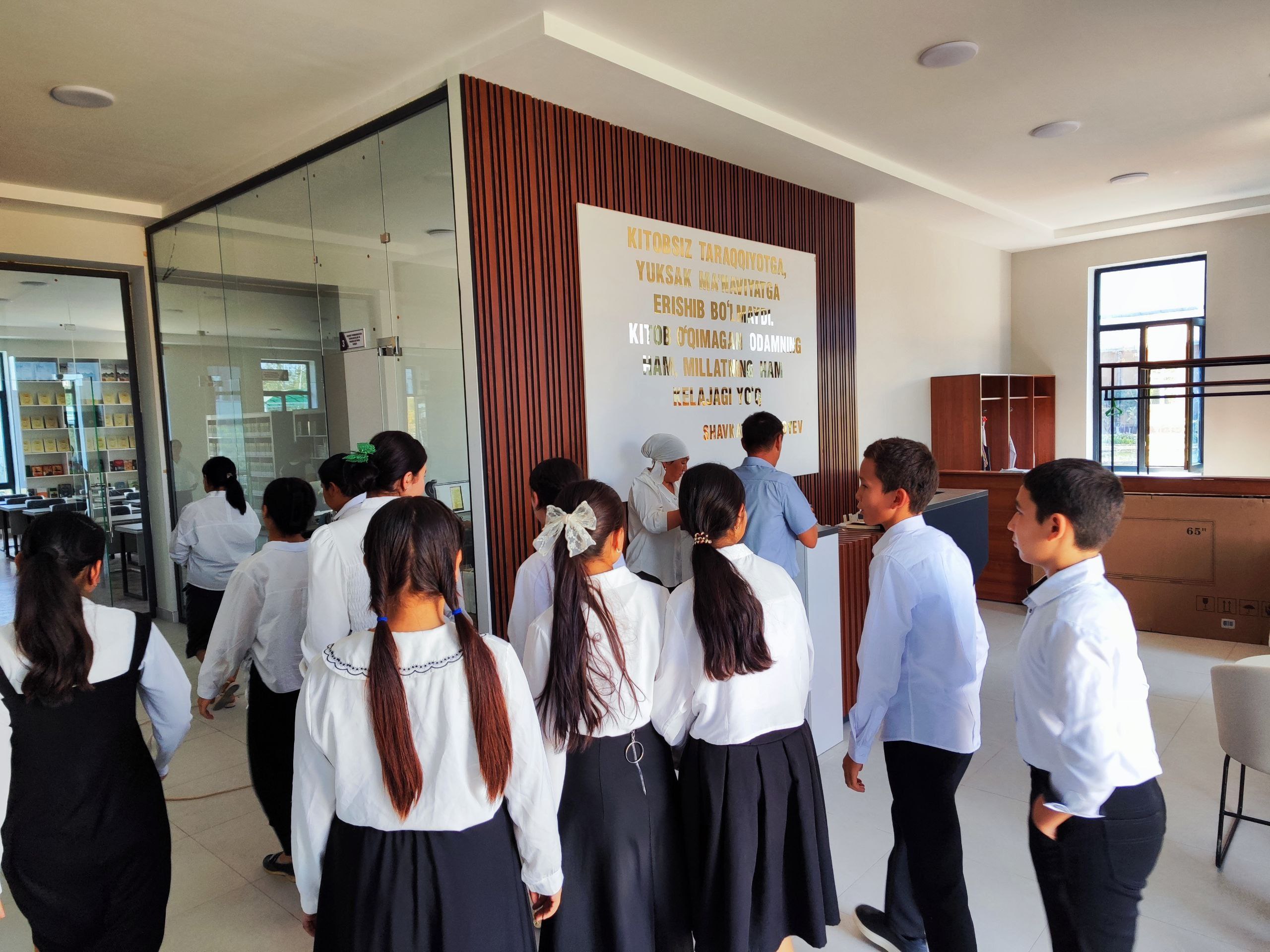 "Yangi kutubxona va kitoblar bilan yangi imkoniyatlar eshigini ochamiz" nomli sayohat tashkil etildi.