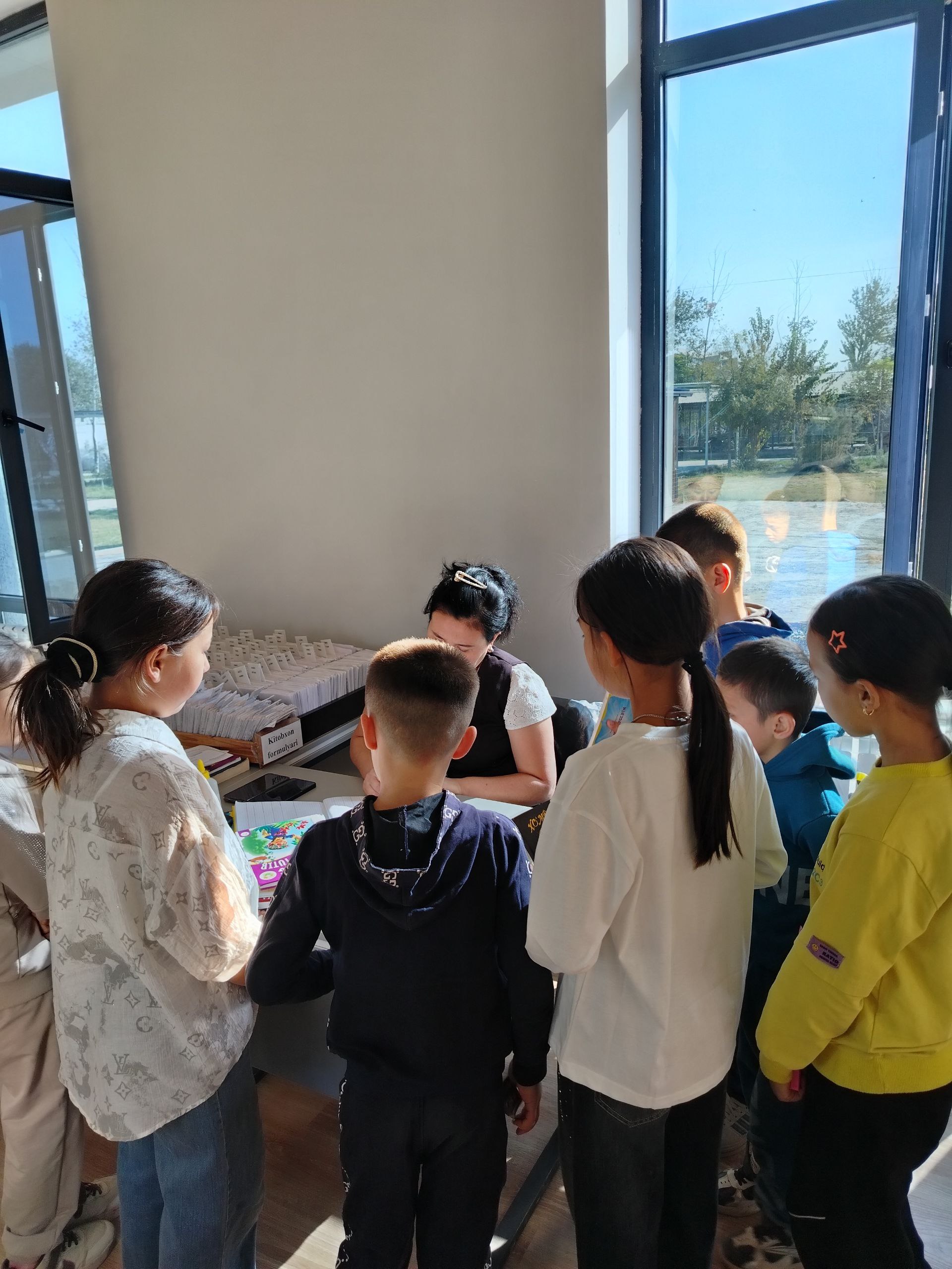 Kutubxonaga kitobxonlar tashrifi davom etmoqda.