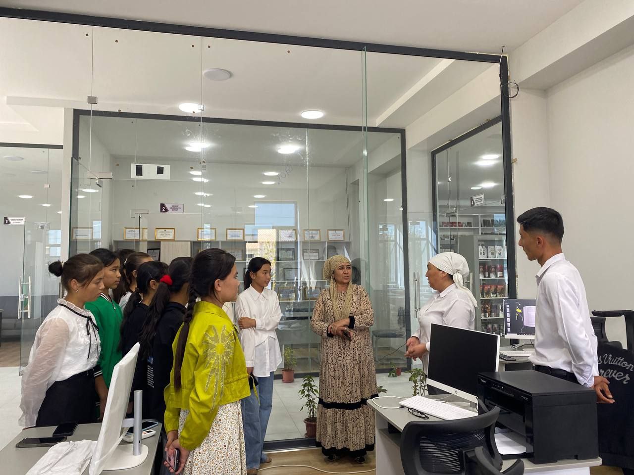 "Ziyo sari bir qadam" shiori ostida kutubxona boʻylab ekskursiya tashkil etildi.