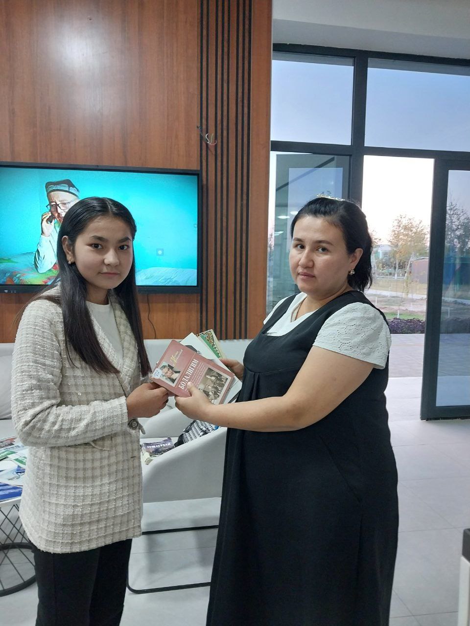 18-umumiy o‘rta ta‘lim maktabi o‘quvchisi Mirzamiddinova Sevil kutubxonaga kitoblar hadya qildi.