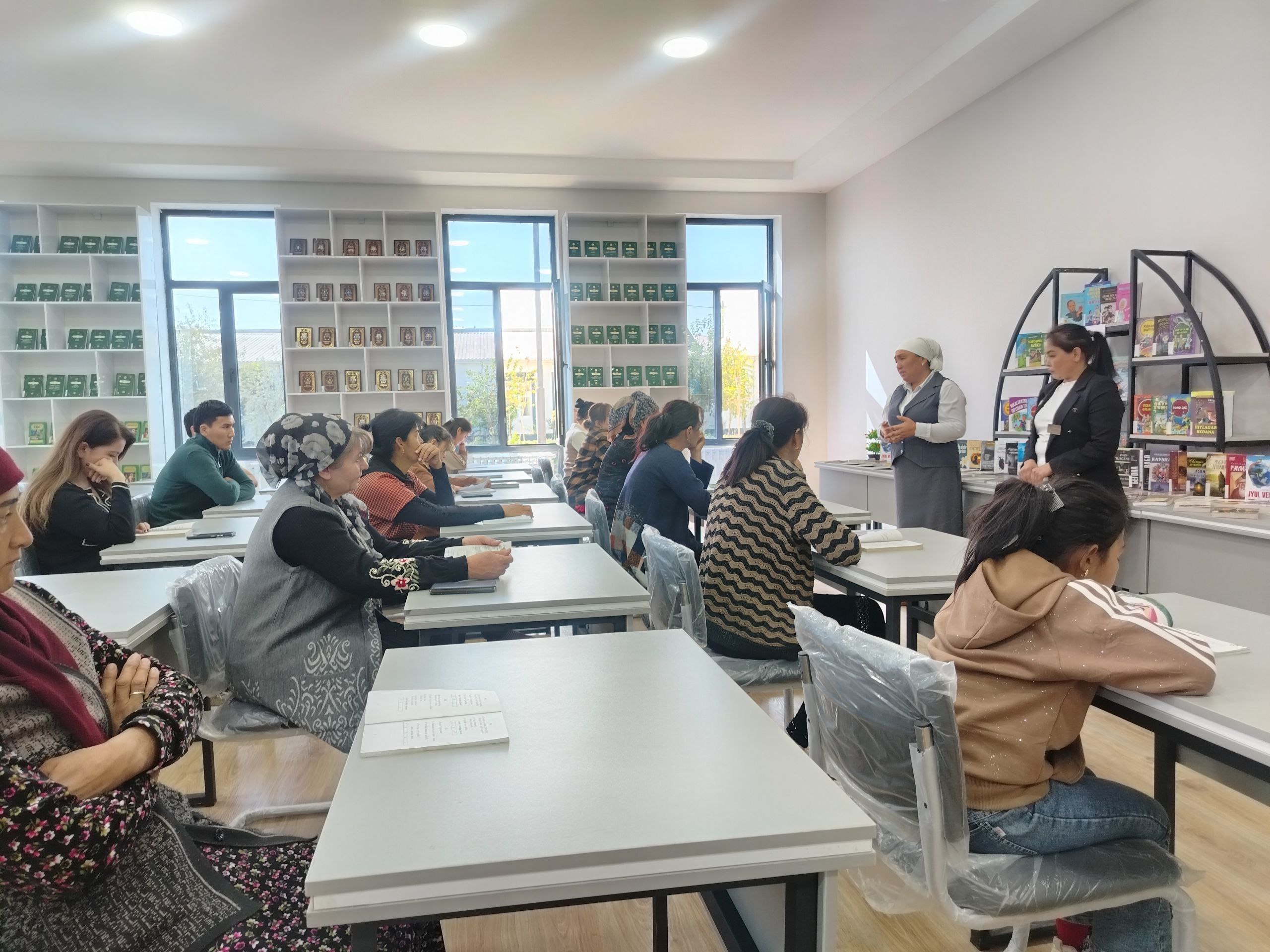 '' Ona qo'lida kitob - bolaga nurli ibrat " nomli davra suhbati tashkil etildi.