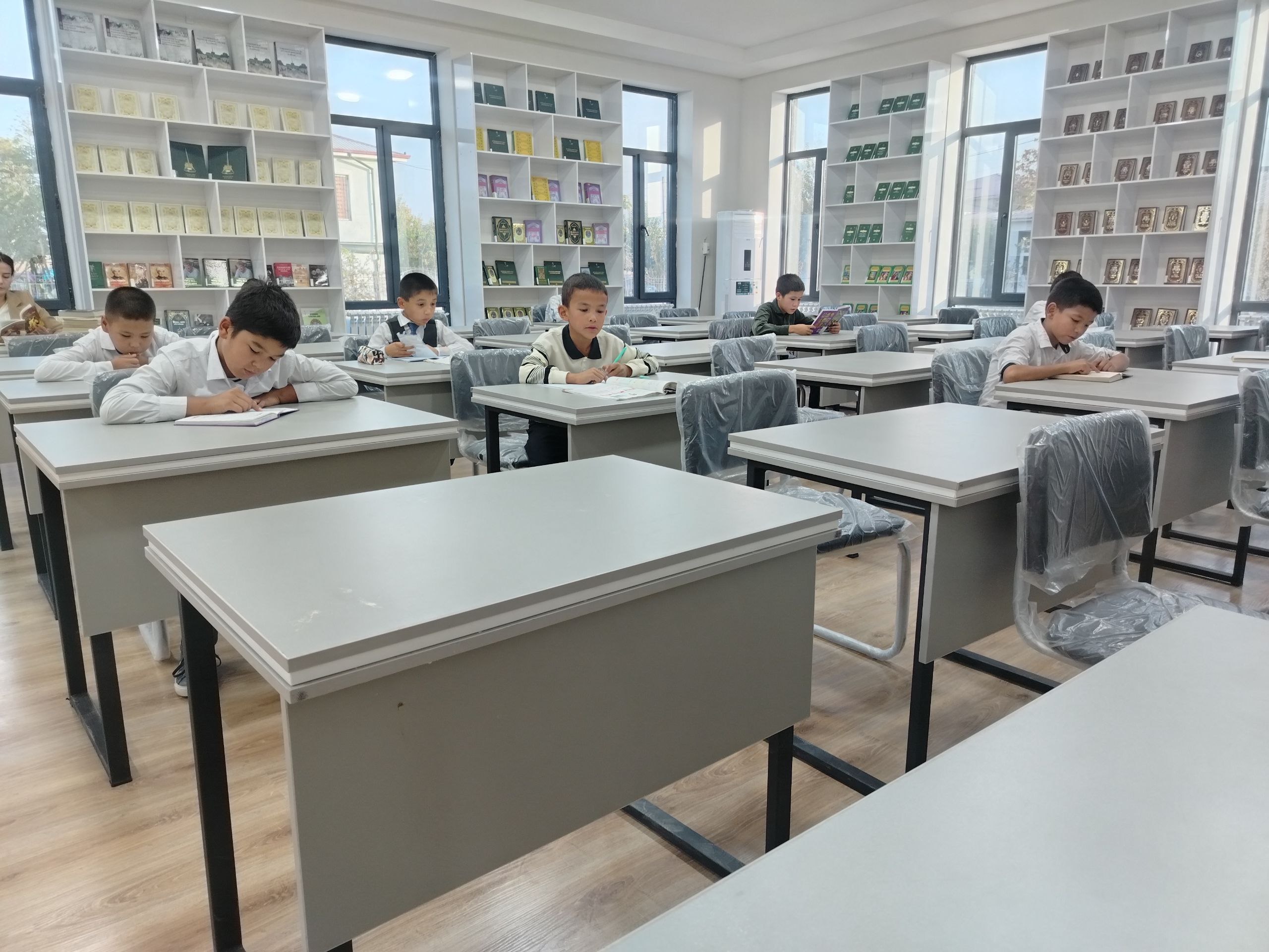 Kutubxonaga yangi kitobxonlar tashrifi davom etmoqda.