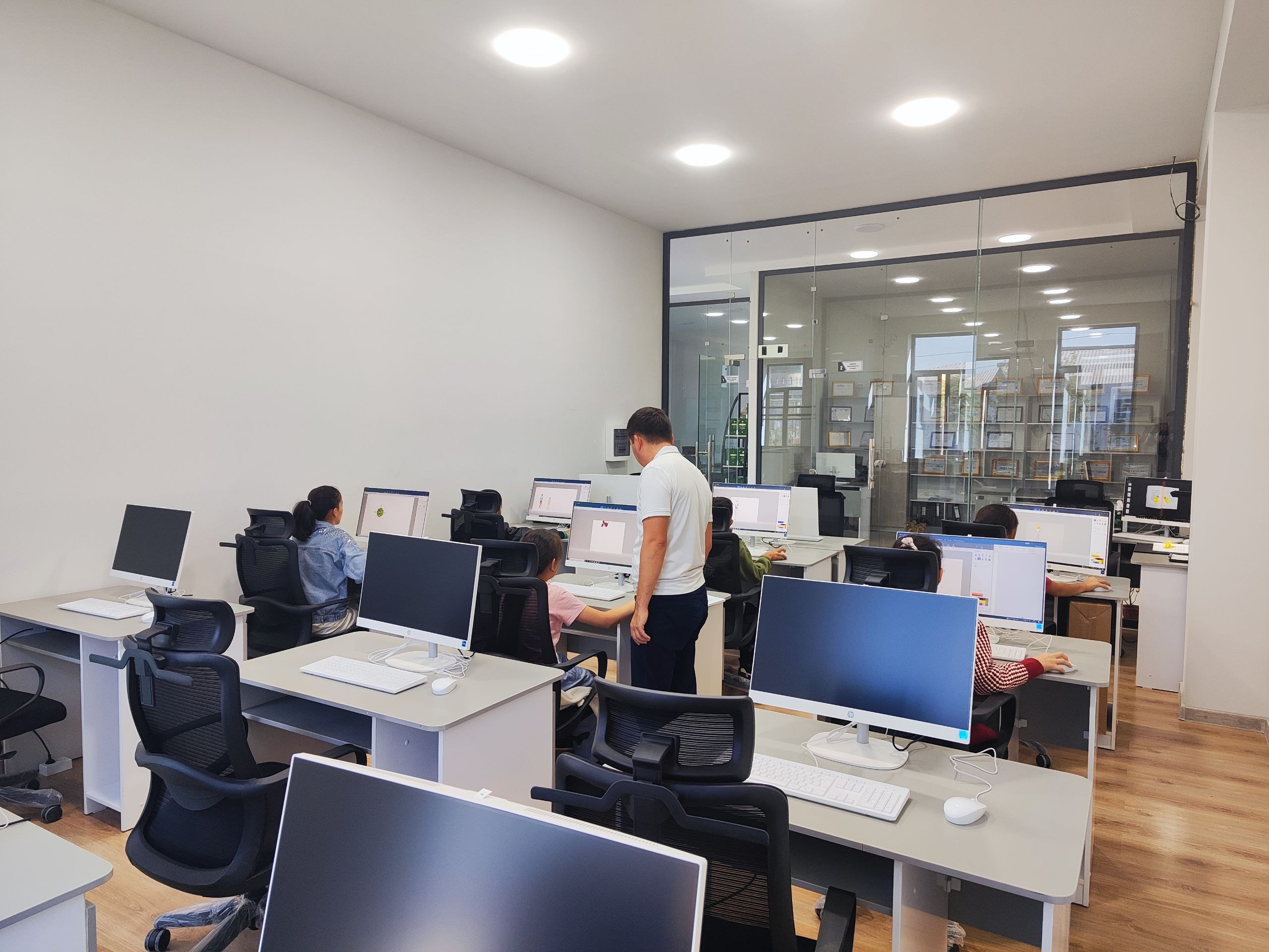 Ayni vaqtda kutubxonamizda kompyuter o`quv zali ham kitobxon o`quvchilar bilan gavjum.