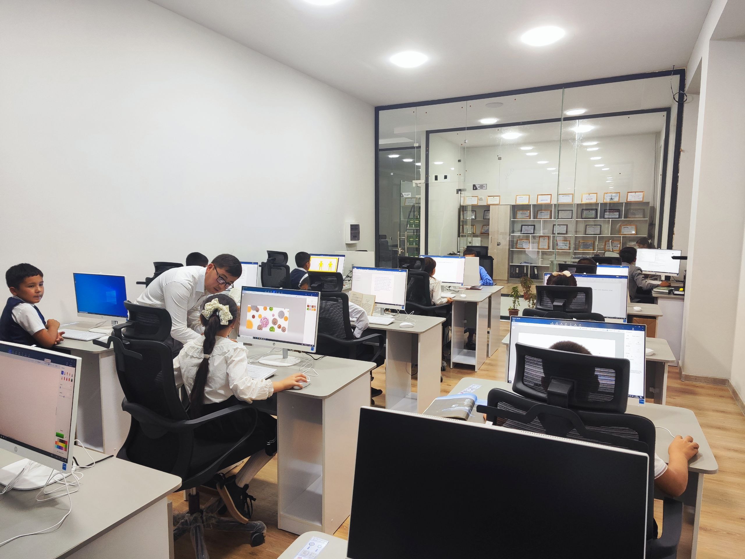 Axborot kommunikatsiya texnologiyalari va raqamlashtirish xizmati boʻlimida ham ayni paytda kitobxonlar gavjum.