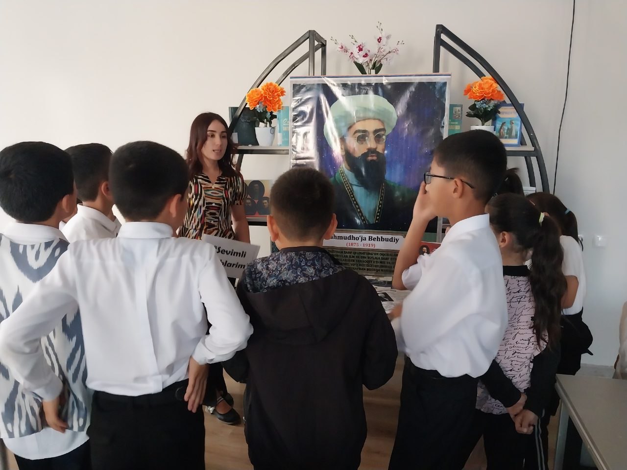 "Jadidchilik harakati asoschisi" nomli davra suhbati hamda jadid adabiyotining yetuk namoyondalari asarlari koʻrgazmasi boʻlib oʻtdi.