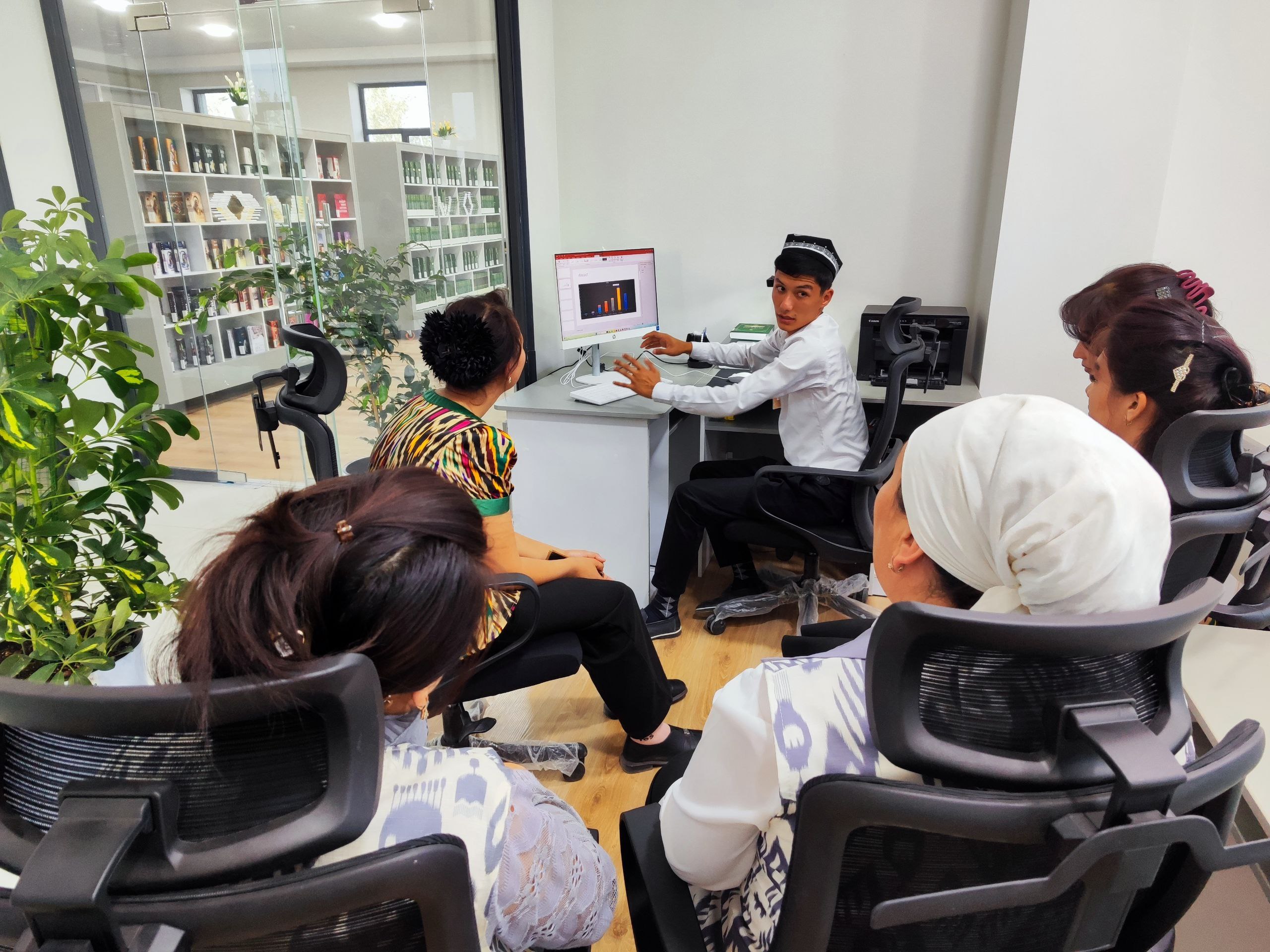 TAKM xodimlarining kompyuter savodxonligini oshirish maqsadida navbatdagi mahorat darsi boʻlib oʻtdi.