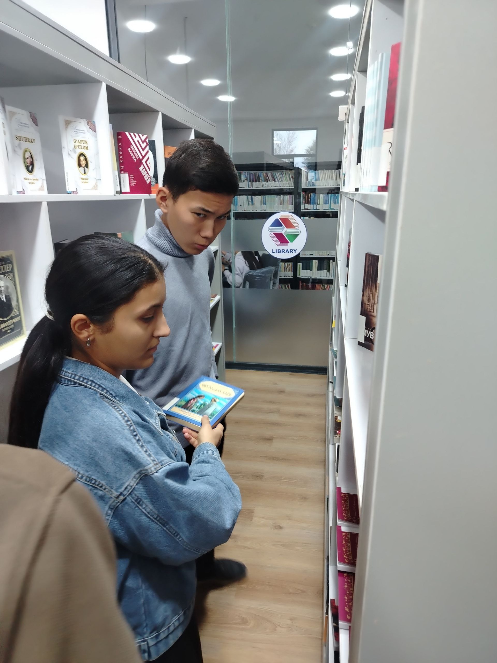 Ayni vaqtda kutubxonaga yangi kitobxonlar tashrifi davom etmoqda.