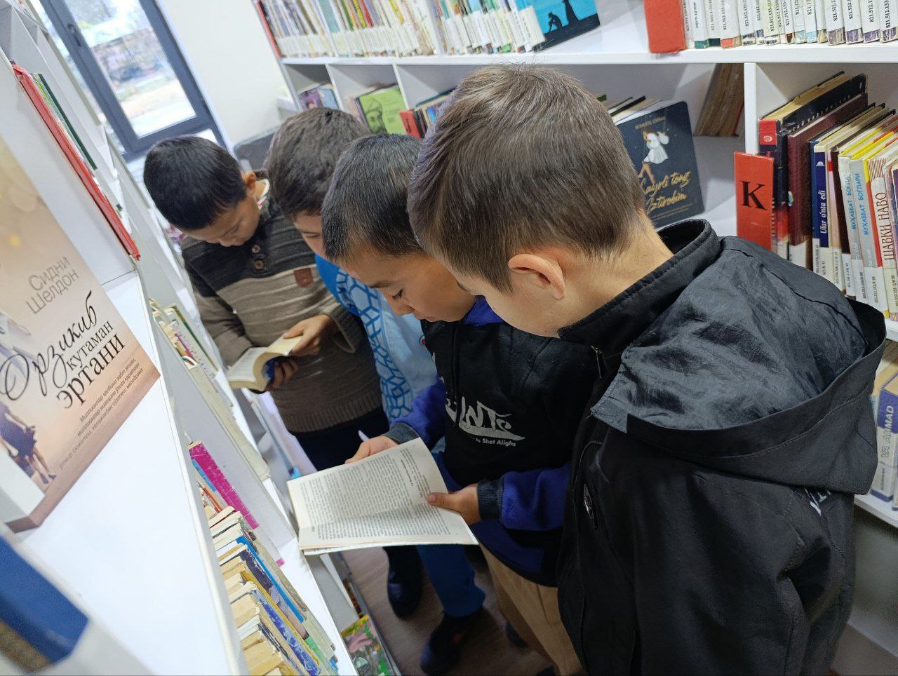 Ayni vaqtda kutubxonaga kitobxonlar tashrifi davom etmoqda.