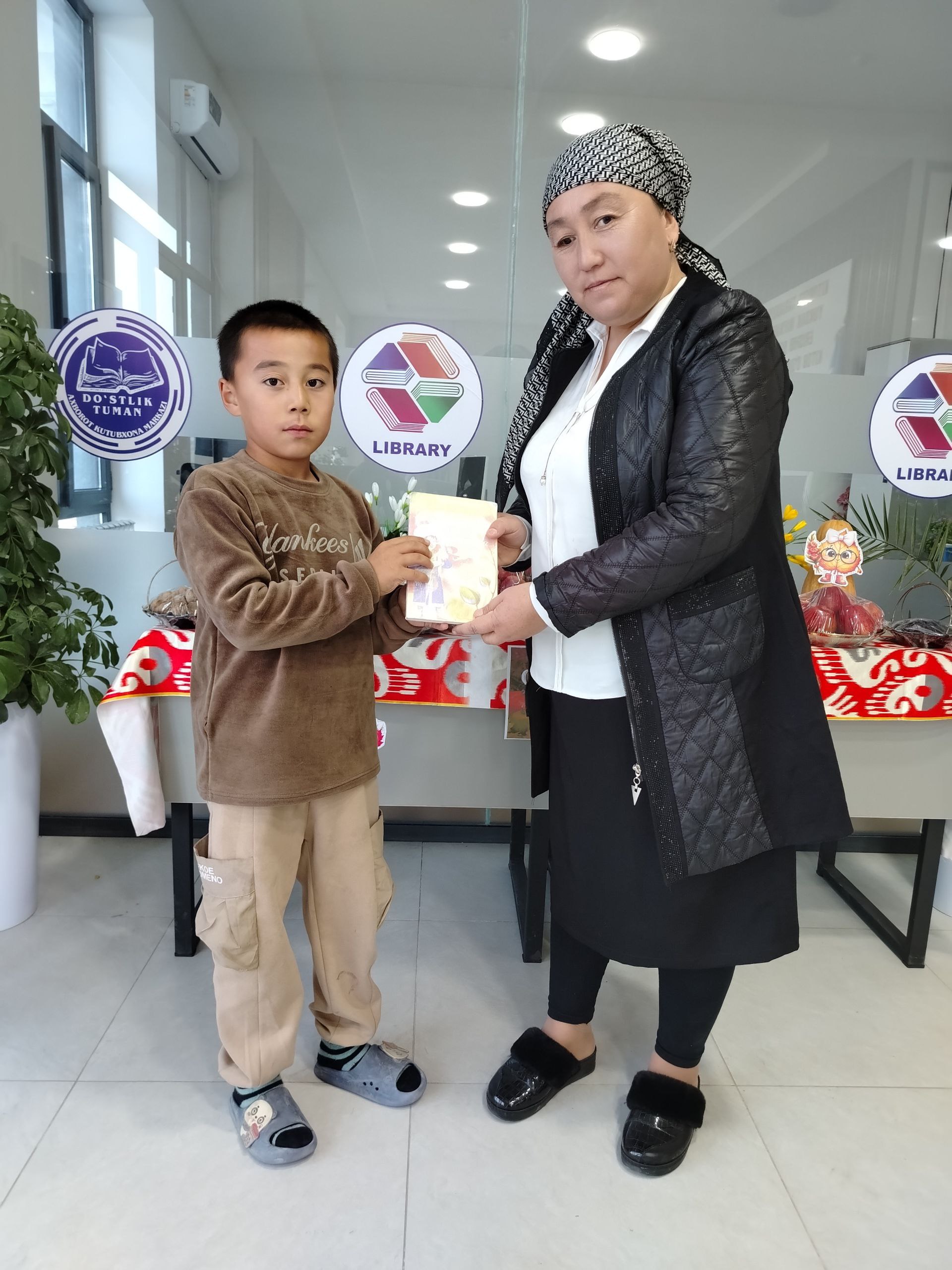 Karomatov Sherozbek "Sehrgarning huzurida"  nomli kitobni kutubxona uchun sovg'a qildi.