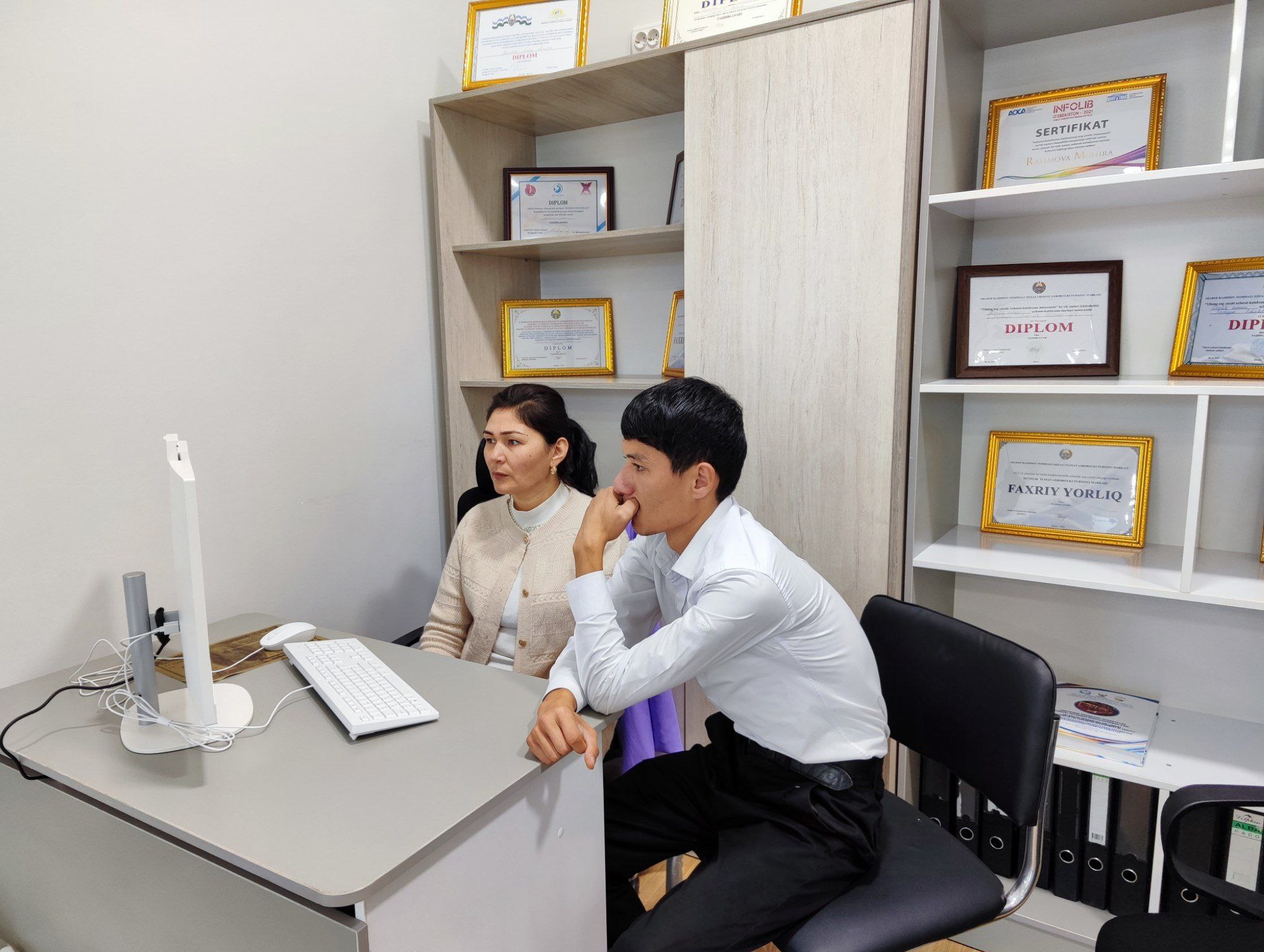 Doʻstlik tuman axborot-kutubxona markazi xodimlari "INFOLIB-O‘zbekiston 2025” XIV Milliy axborot-kutubxona haftaligi doirasida boʻlib oʻtayotgan  "Kutubxonalar va ularning jamiyatdagi roli: Ilmiy izlanishlar,madaniy aloqalar va barqaror rivojlanishga ta's