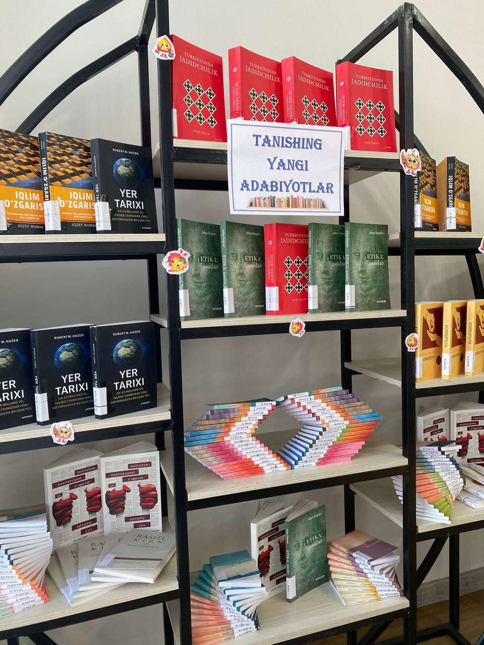 "Tanishing yangi adabiyotlar" nomli kitoblar ko'rgazmasi tashkil etildi.