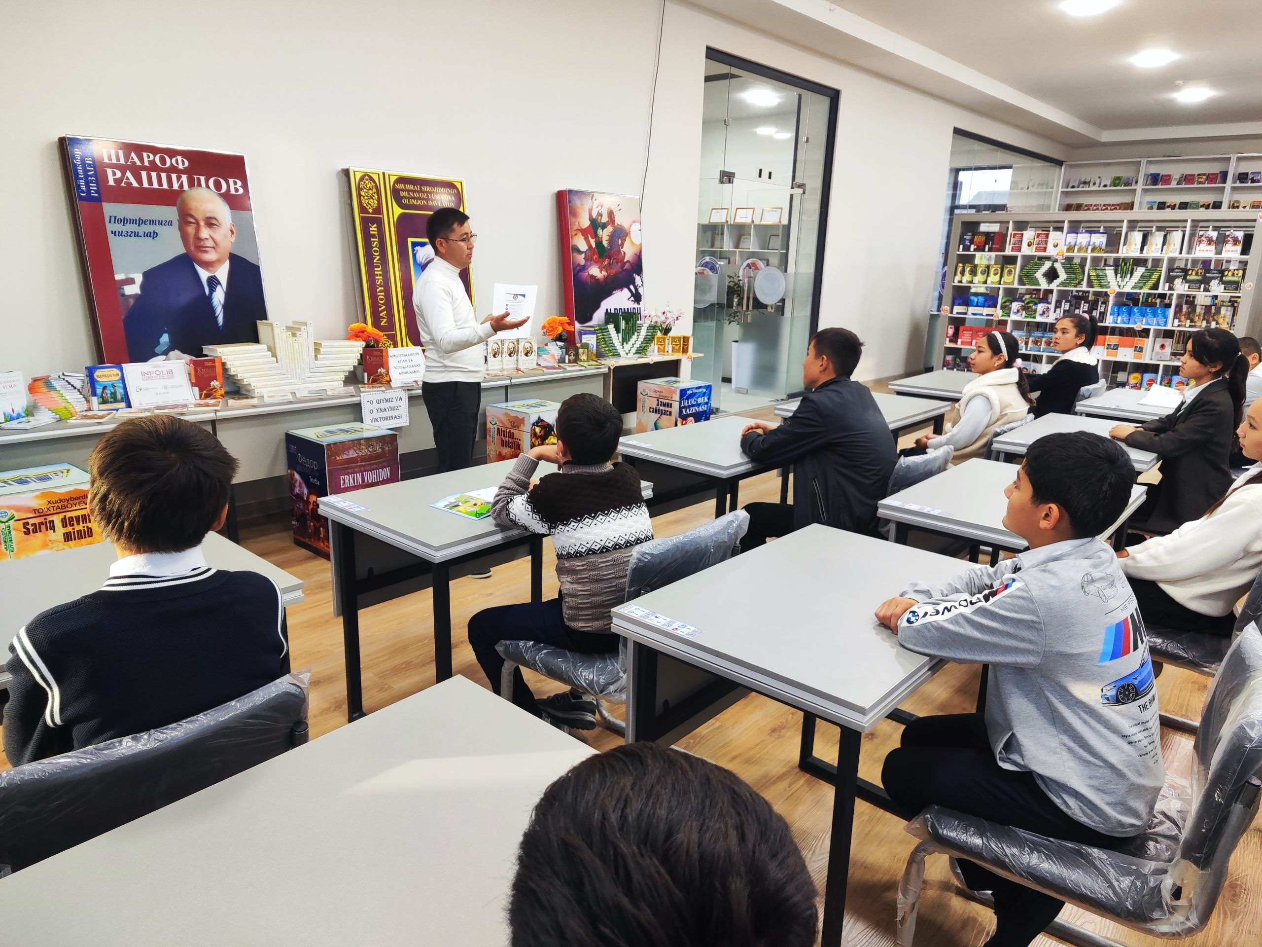 TAKM xodimlari hamda kitobxon oʻquvchilar ishtirokida Kiber jinoyatlardan ogoh boʻlish hamda axborot xavfsizligini taʼminlash maqsadida davra suhbati boʻlib oʻtdi.