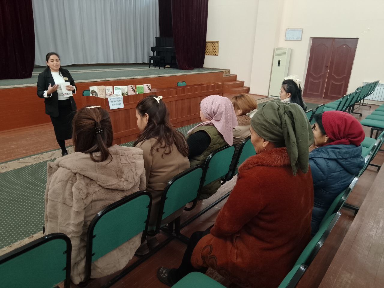 "Kitobxon ona ma'naviyat poydevori" nomli davra suhbati tashkil etildi.