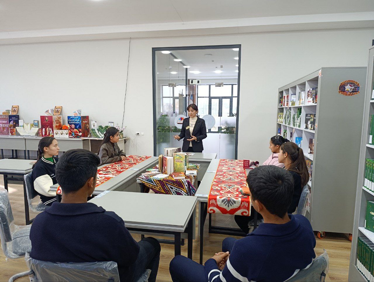 "Milliy libos millat ko'rki" nomli davra suhbati tashkil qilindi.