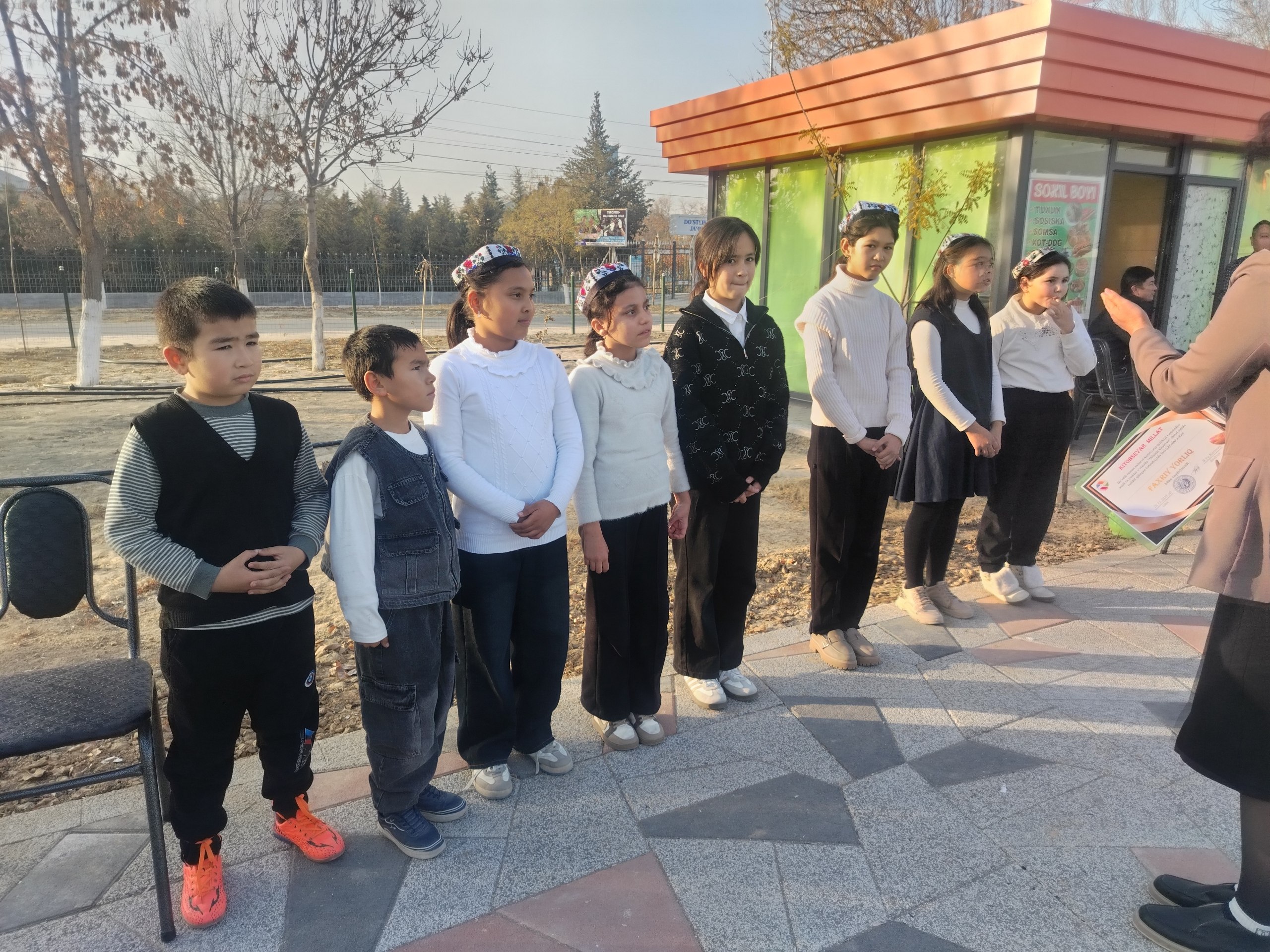 "Oilamiz kitobxon" shiori ostida kitobxonlik tadbirlarini tashkil qildi.