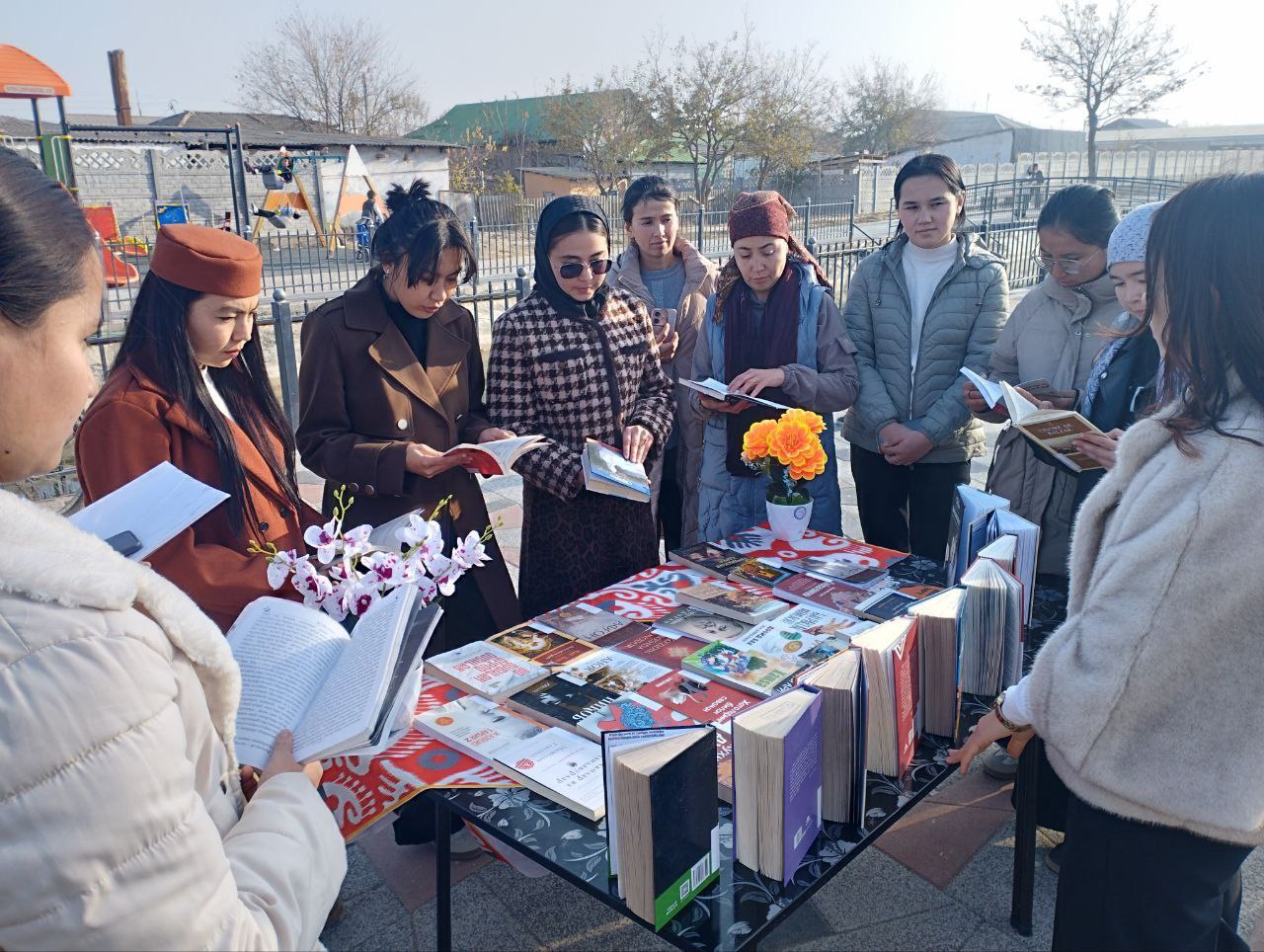 Mevazor MFY hududidagi sohil bo'yida aholi va yoshlarni kitob mutolaasiga jalb etish maqsadida kitob koʻrgazmalari va davra suhbatlari tashkil qilindi.