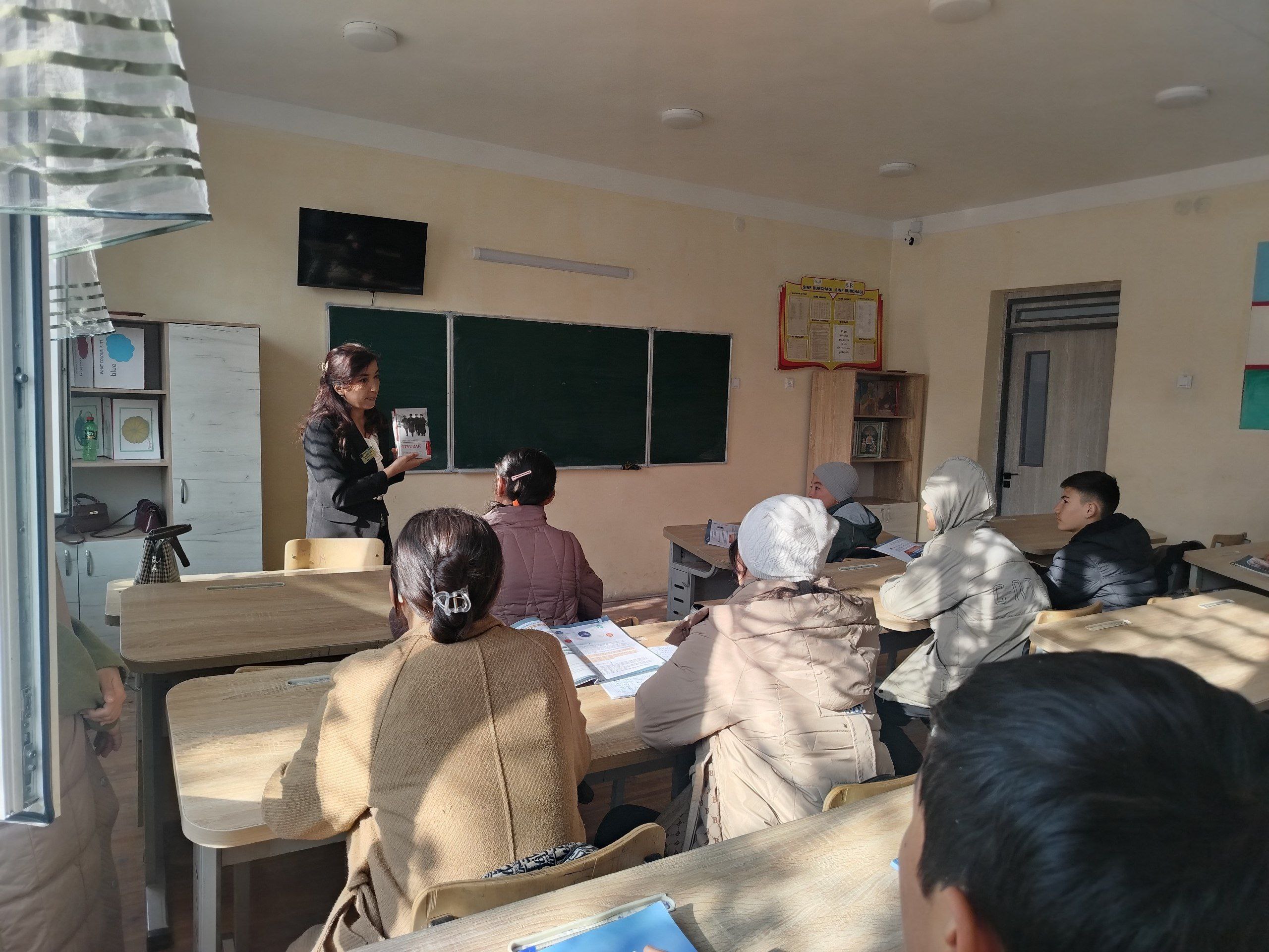 8-sinf o'quvchilari ishtirokida kitobxonlik doirasida davra suhbati tashkil etildi.