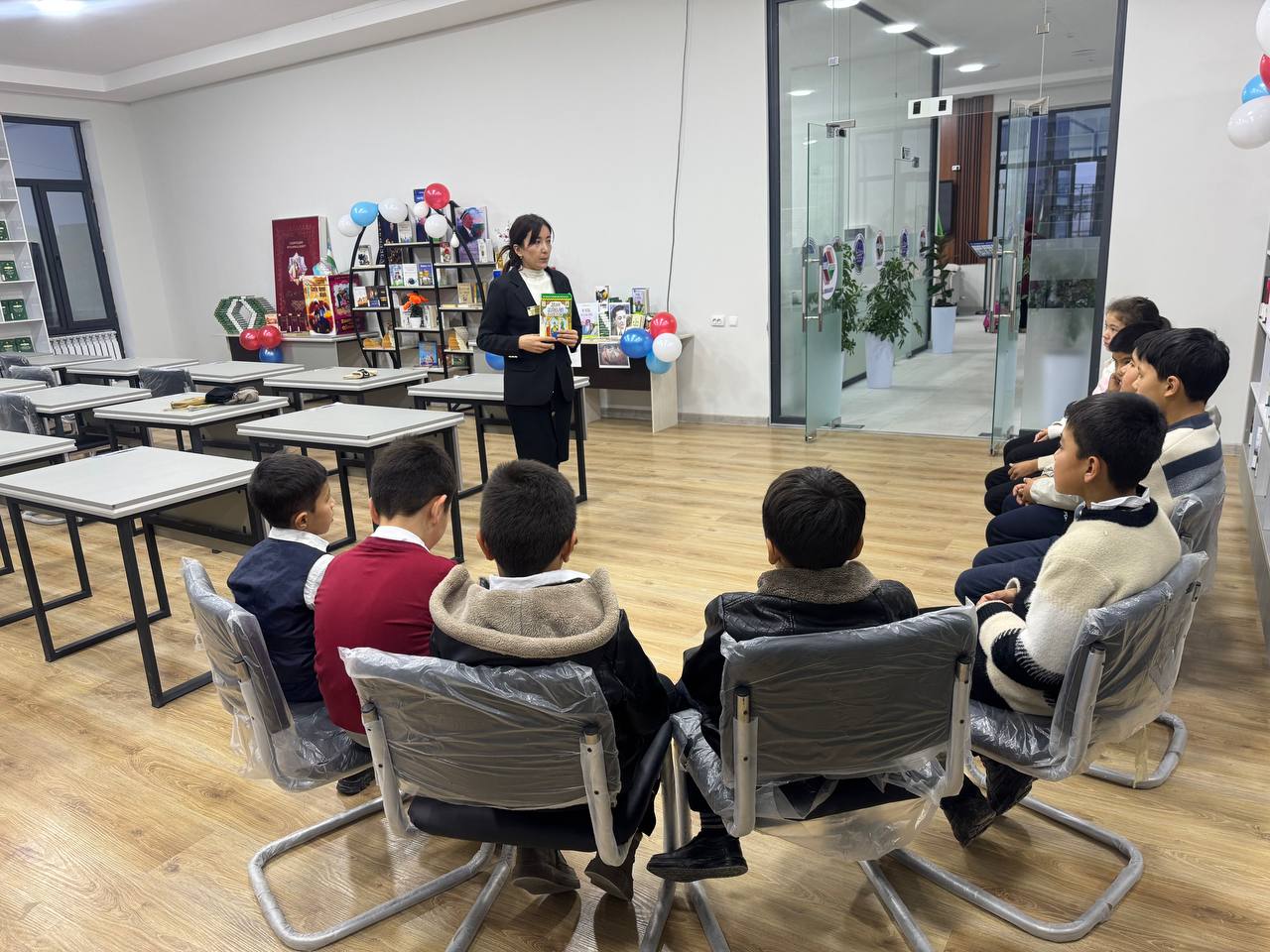 Kutubxonaga tashrif buyurgan  yosh kitobxonlar ishtirokida davra suhbati tashkil etildi.