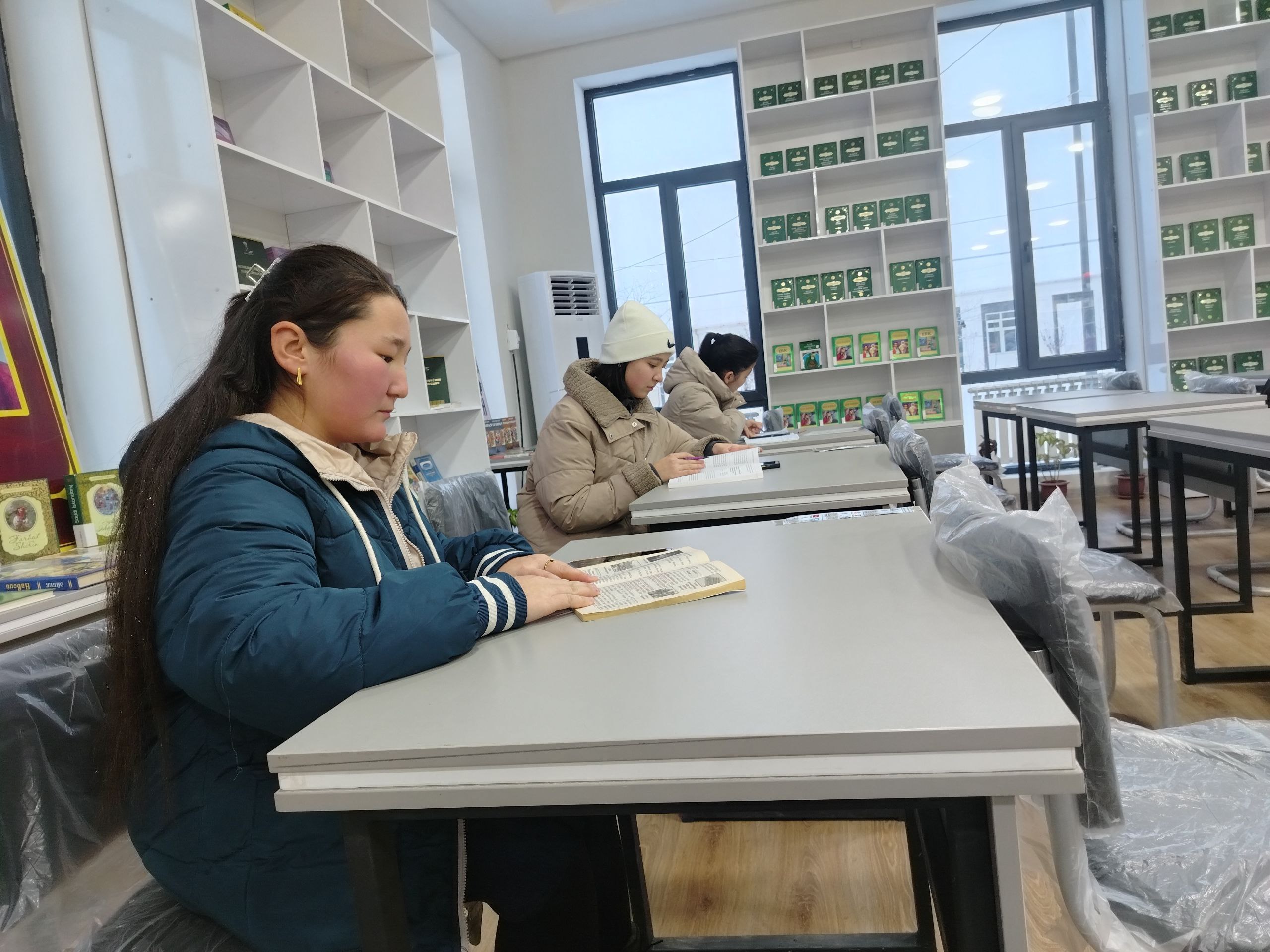 Havo haroratining keskin pasayishiga qaramay ayni vaqtda kutubxonaga kitobxonlar tashrifi davom etmoqda.