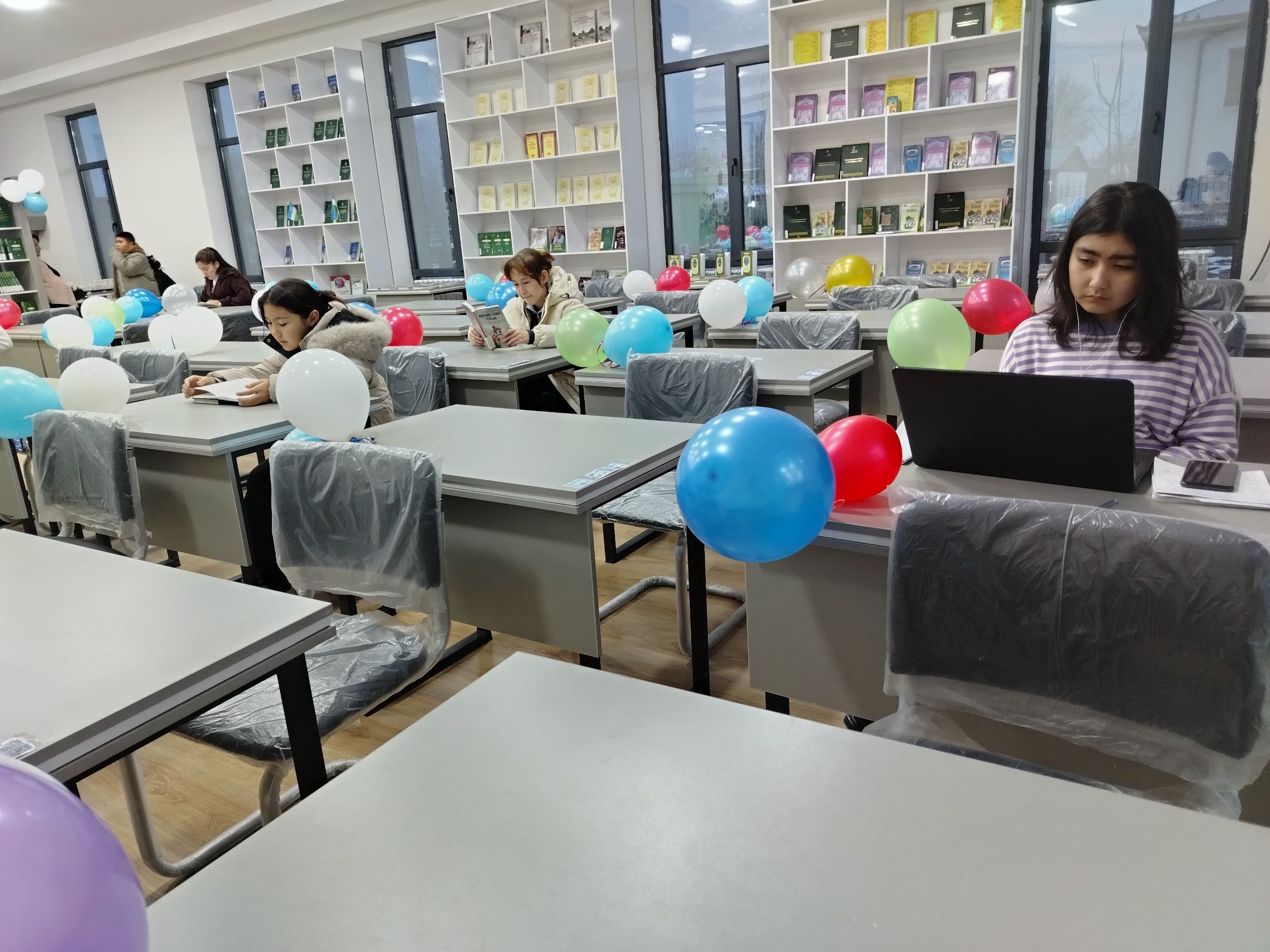 Ayni vaqtda kutubxonaga yangi kitobxonlar tashrifi davom etmoqda.