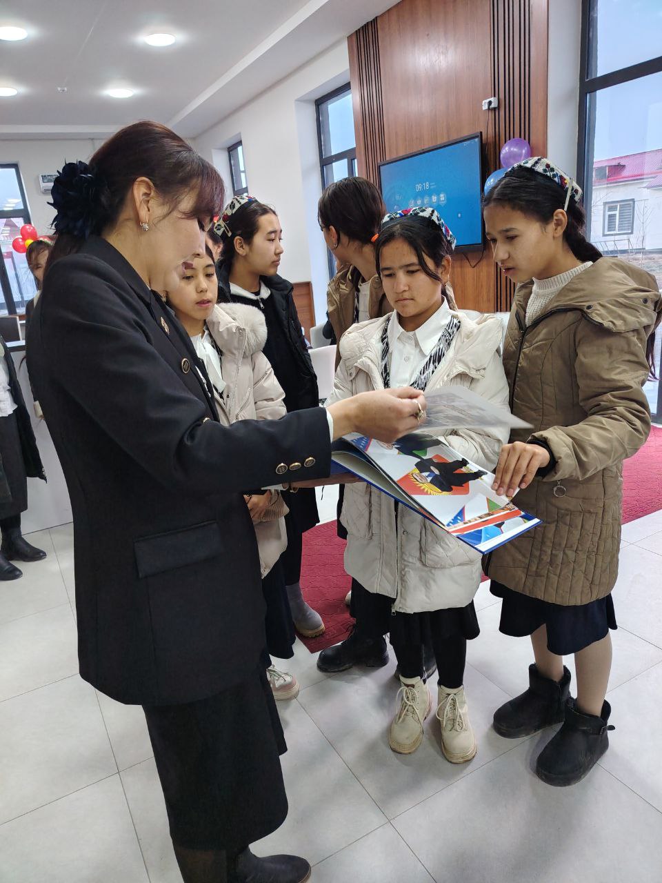 "Tanishing yangi adabiyotlar" deb nomlangan kitoblar ko‘rgazmasi tashkil qilindi.