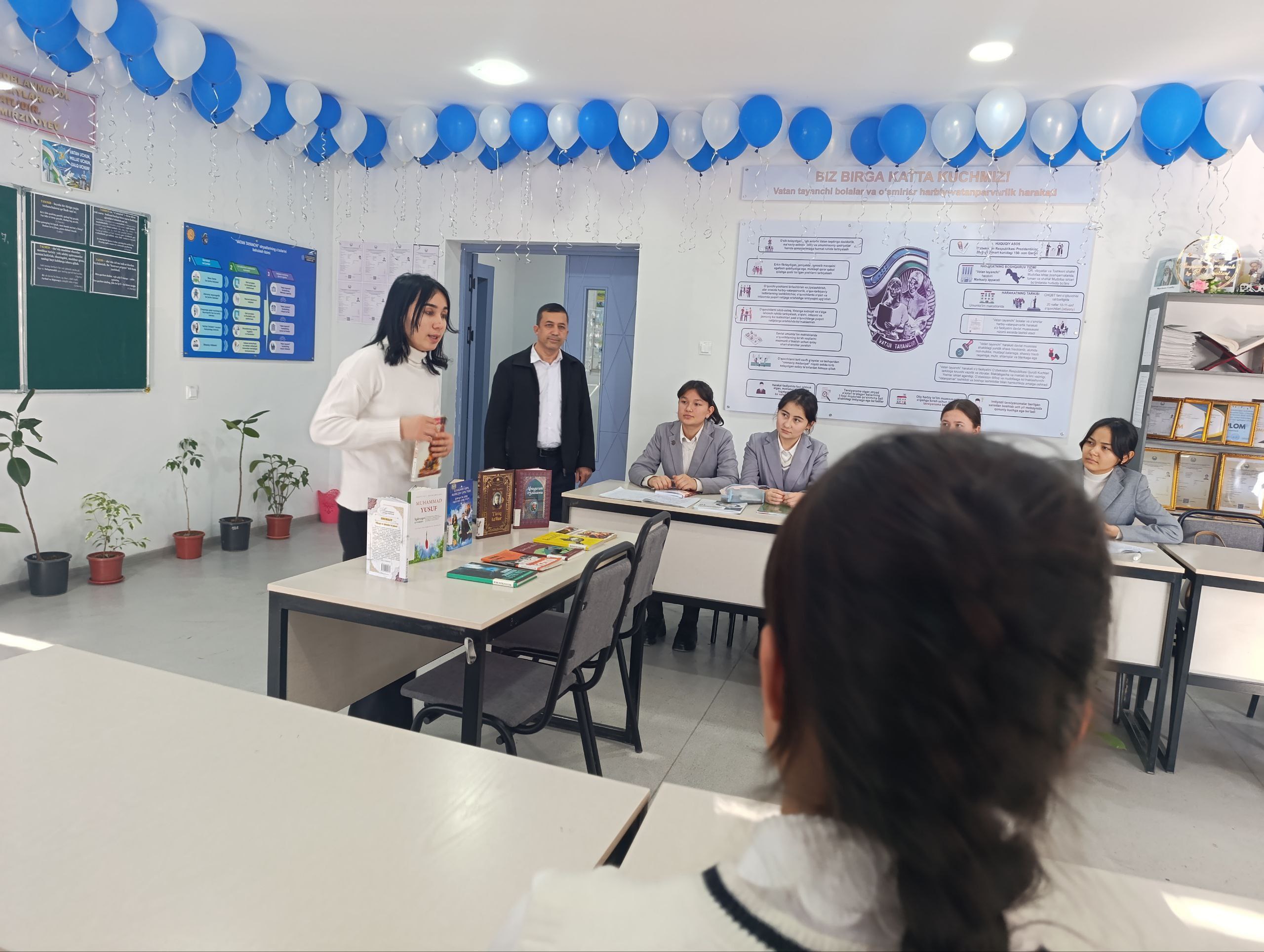 "Mungli ko'zlar" asari asosida davra suhbati tashkil qilindi.