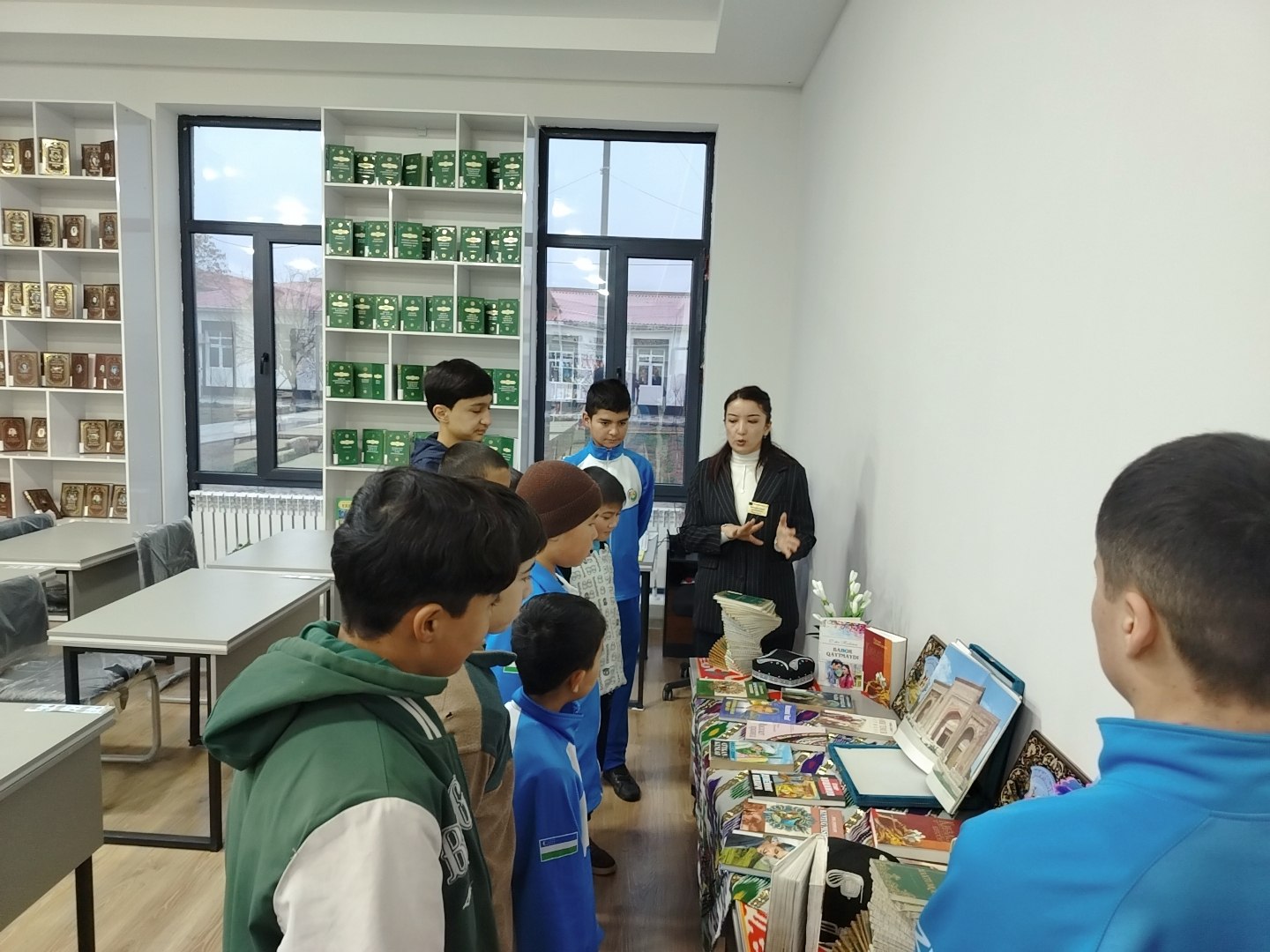 "Milliy qadriyatlar ma'naviyatini va ijtimoiy faollikni yuksaltirishning  asosidir" deb nomlangan ko'rgazma tashkil qilindi.