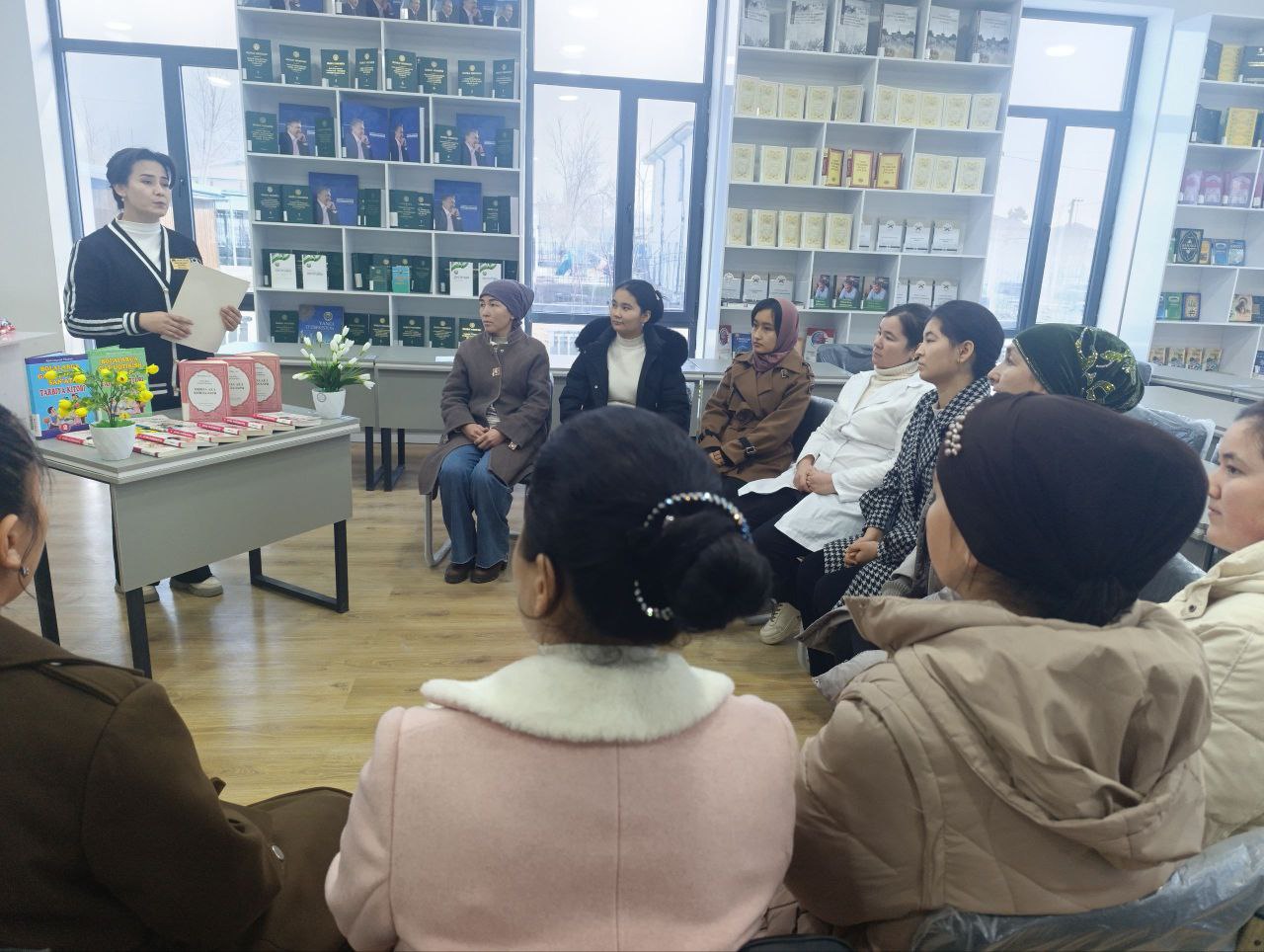 “Ona mutolaa qilsa, bola kitobxon boʻladi” mavzusida suhbat tashkil etildi.