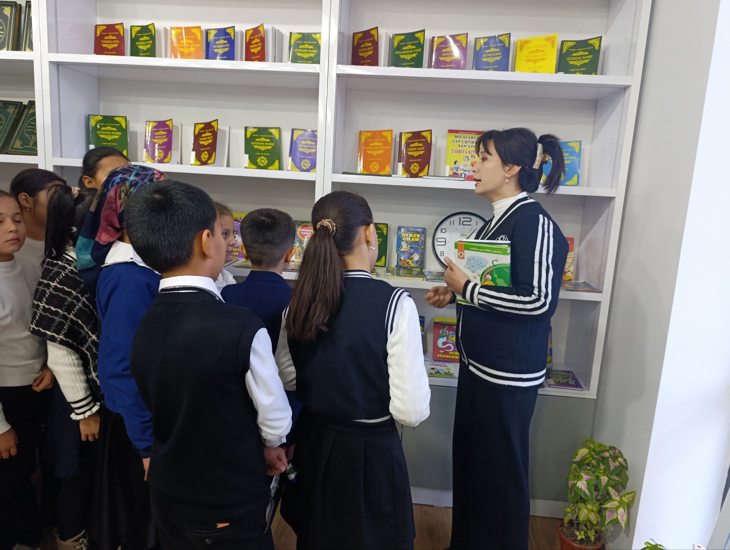 “Kutubxonamizga xush kelibsiz!” nomli maʼrifiy sayohat tashkil etildi.