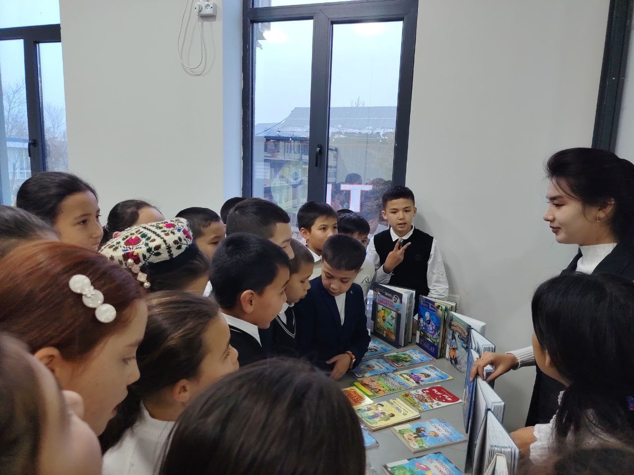 “Ertaklar — bolalikning sehrli olami” nomli ertak kitoblari ko‘rgazmasi tashkil etildi.