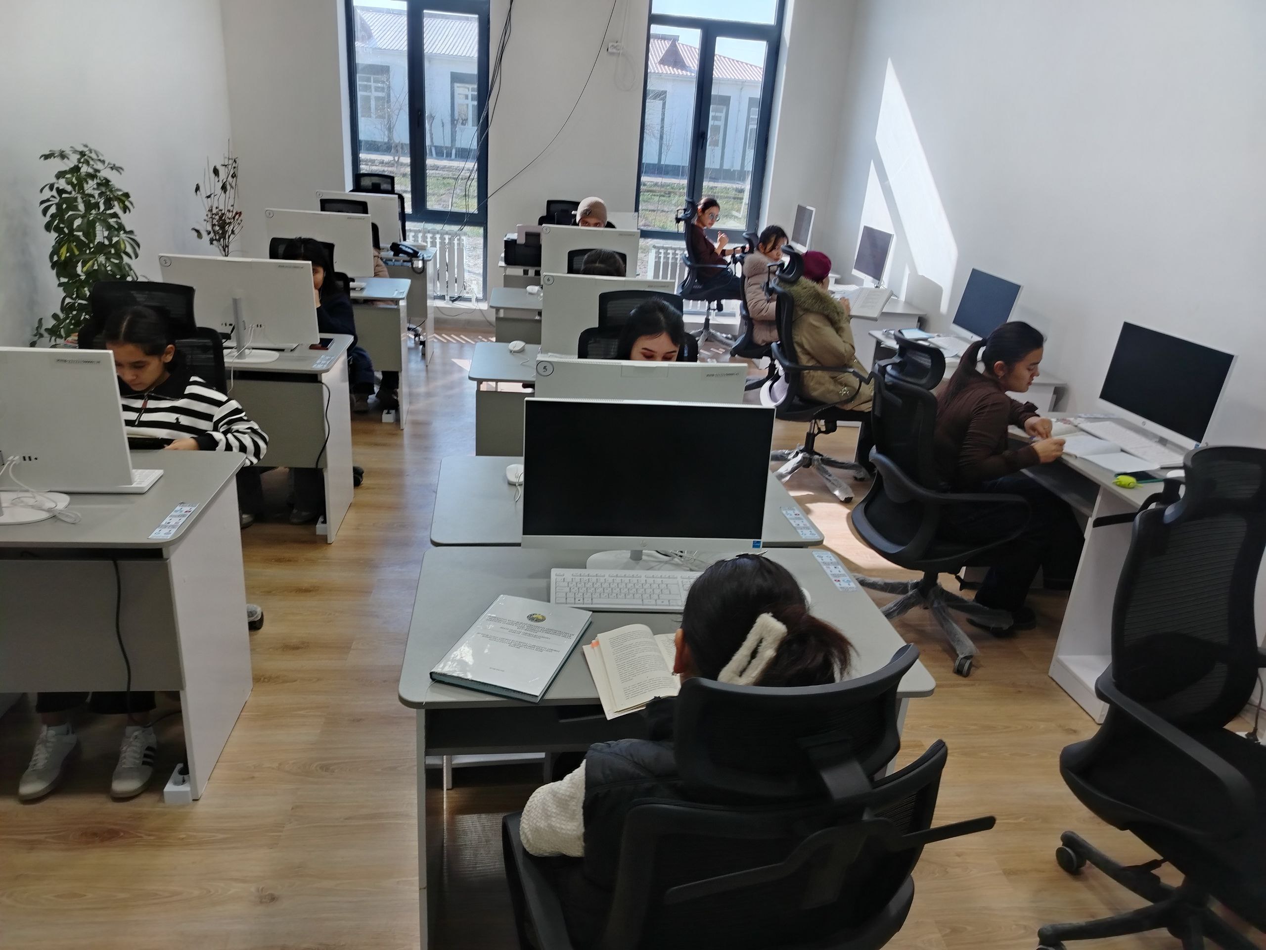 Kutubxonaga kitobxonlar tashrifi izchil davom etmoqda.