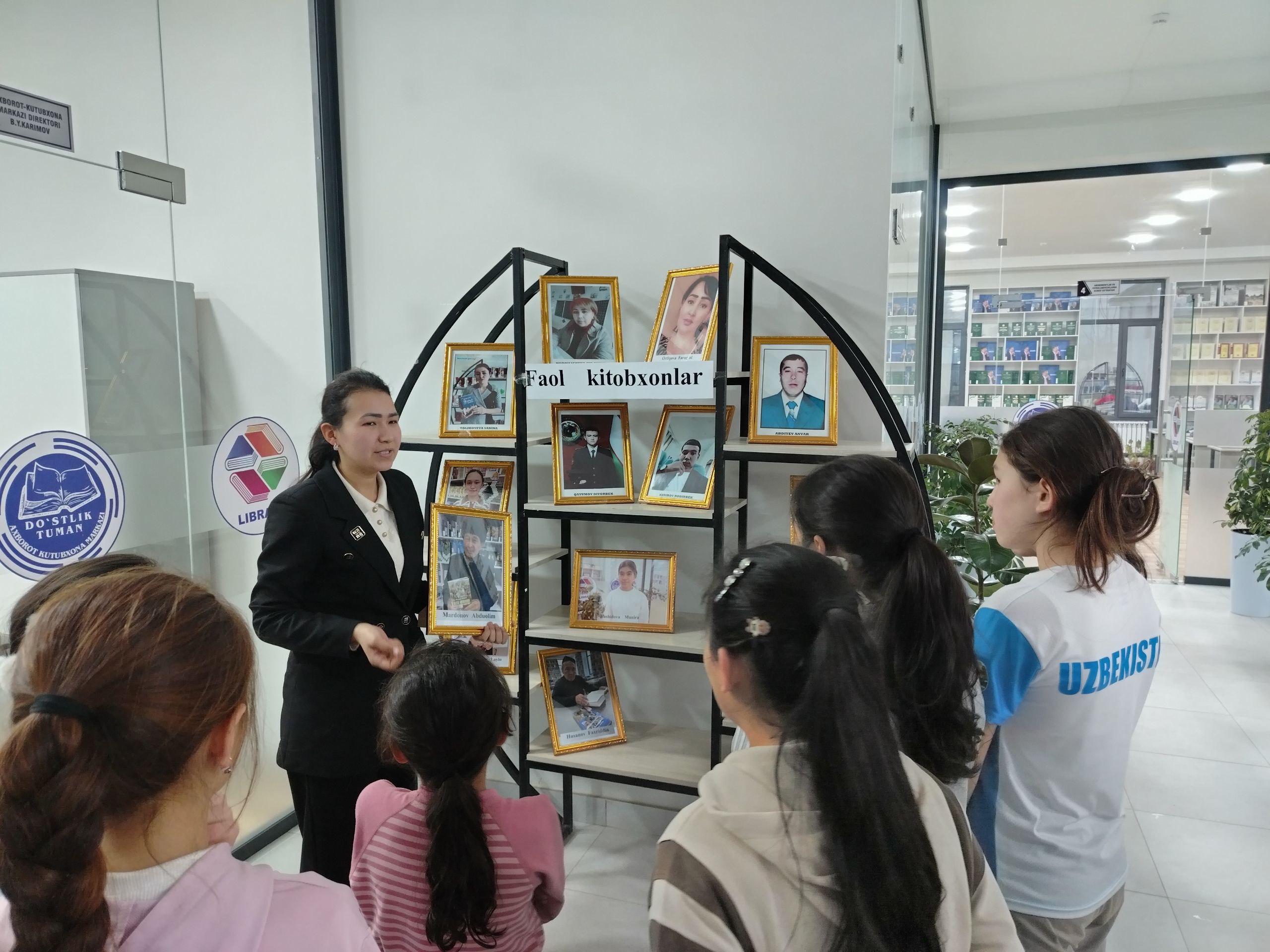 Kutubxonamizga tashrif buyurgan oʻquvchilarga eng faol kitobxonlarimizning suratlari namoyish etildi.