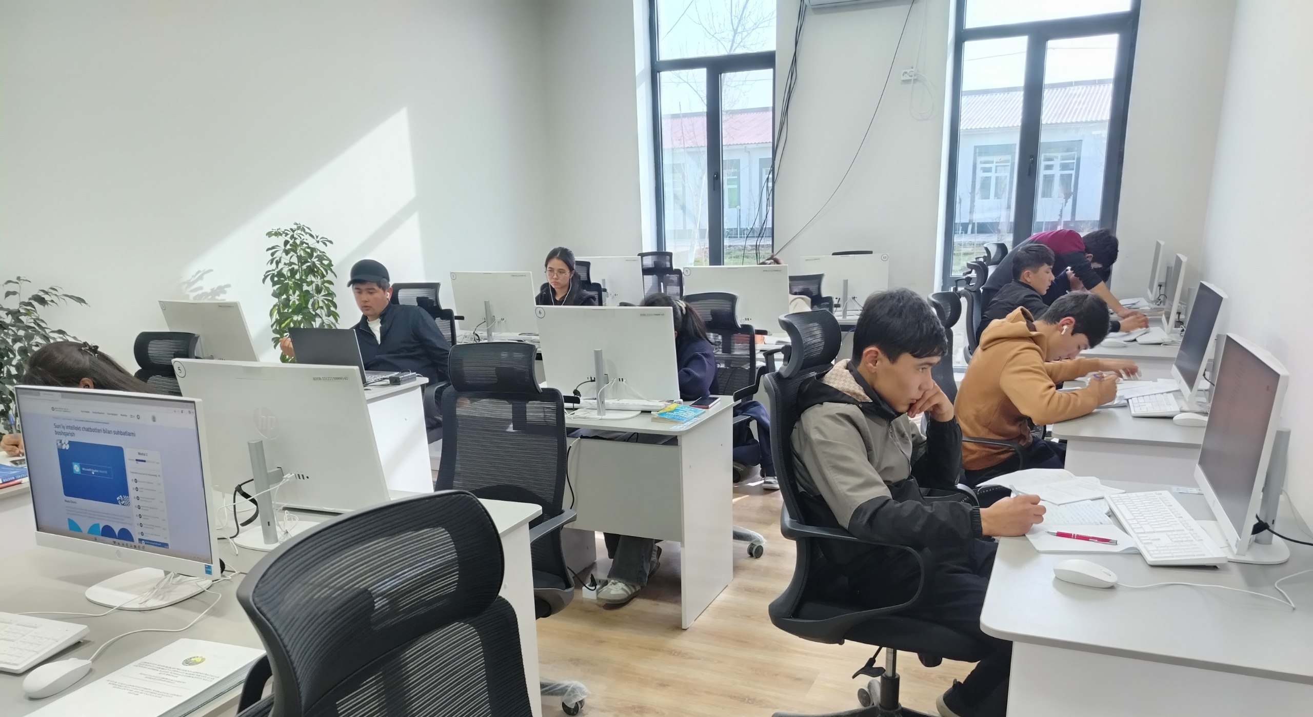 Kutubxonaga yangi kitobxonlar tashrifi davom etmoqda.