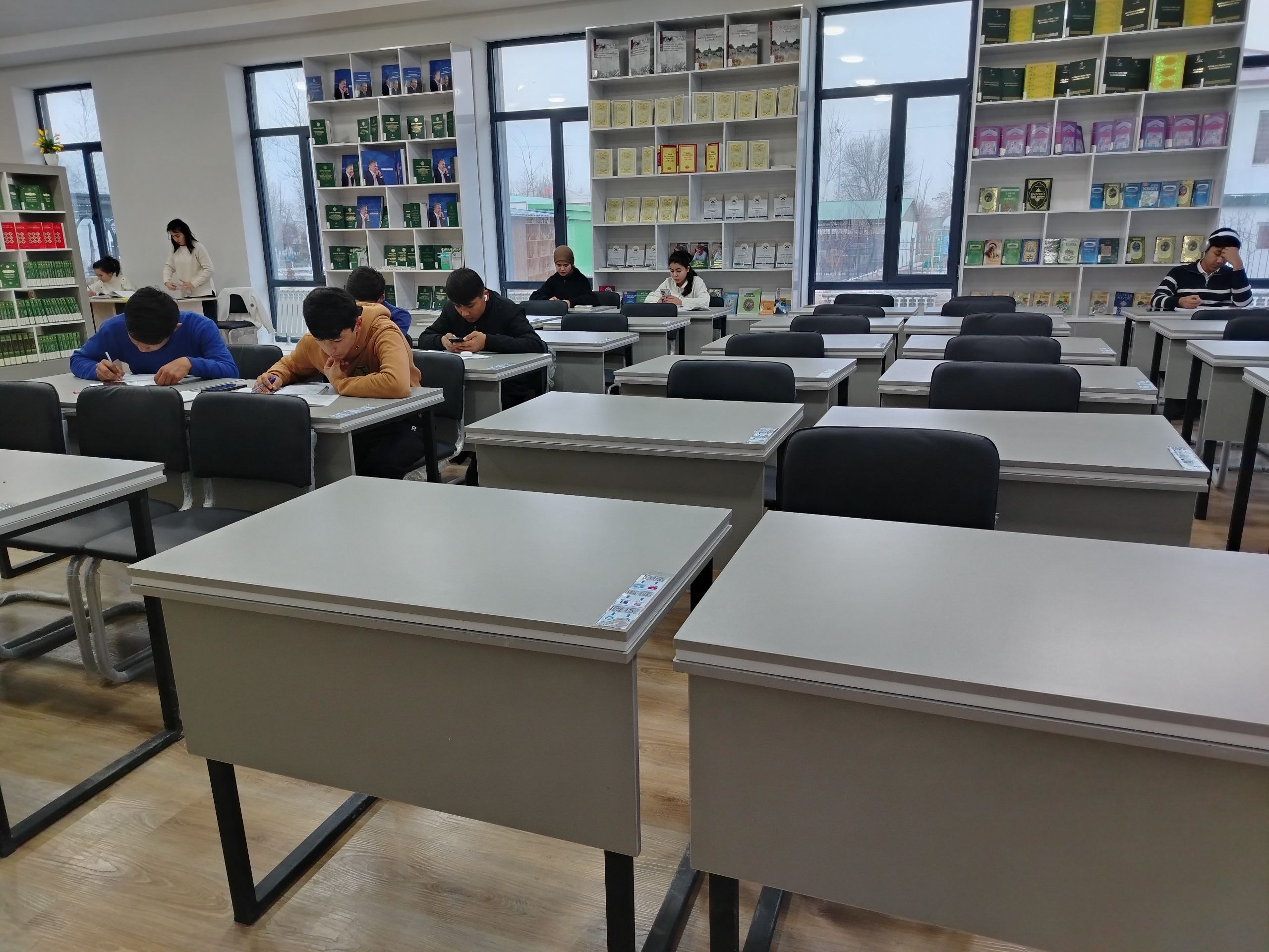 Kutubxonaga kitobxonlarning muntazam tashrifi davom etmoqda.