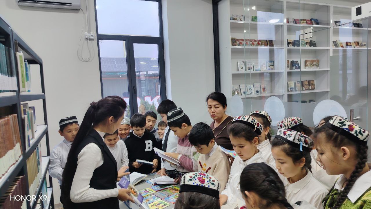 “Ertaklar – bolalikning sehrli olami” mavzusida ertak kitoblari ko‘rgazmasi tashkil etildi.