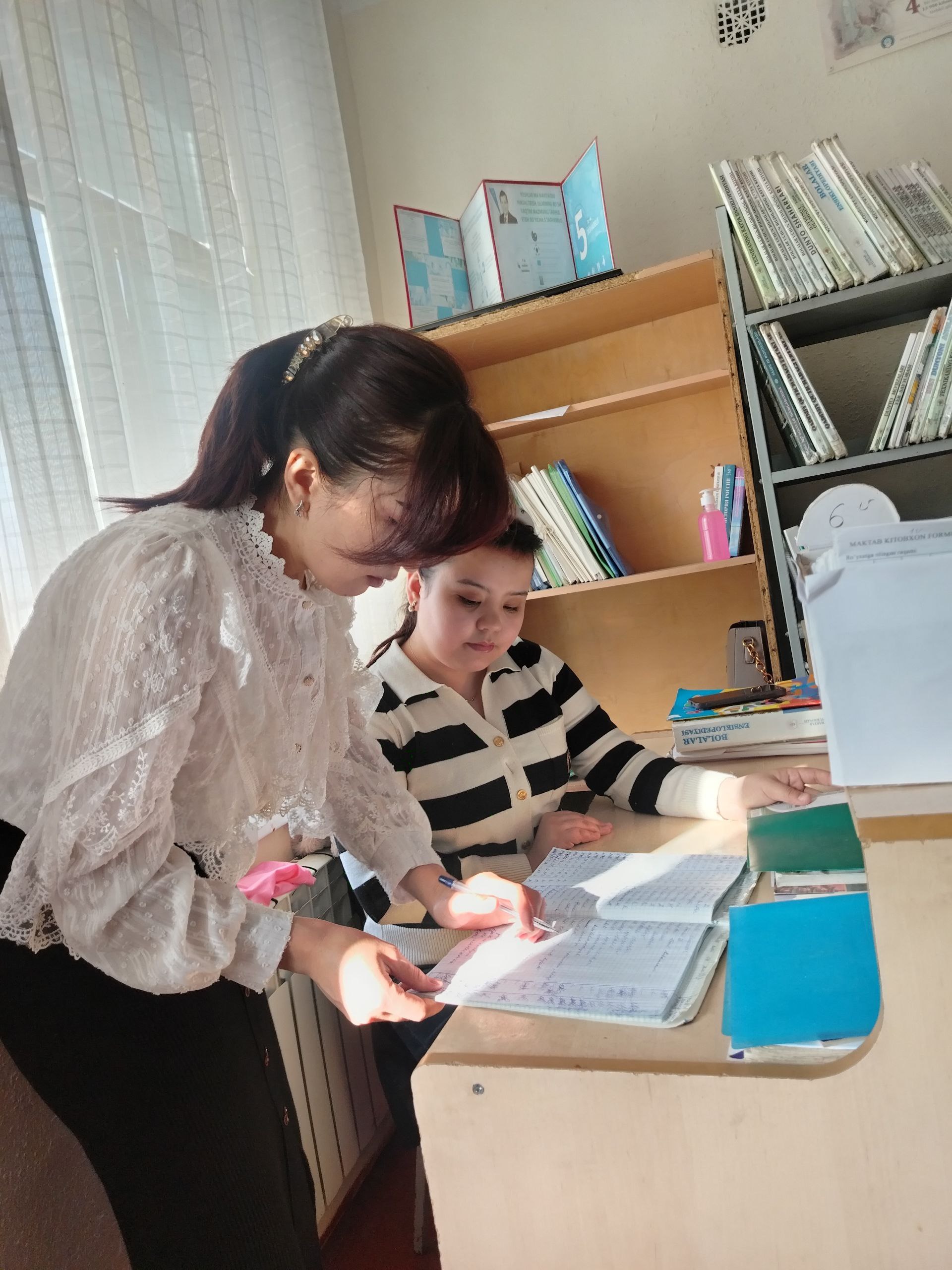 14-umumiy o‘rta ta’lim maktabi kutubxonachisiga amaliy-uslubiy yordam ko‘rsatildi.