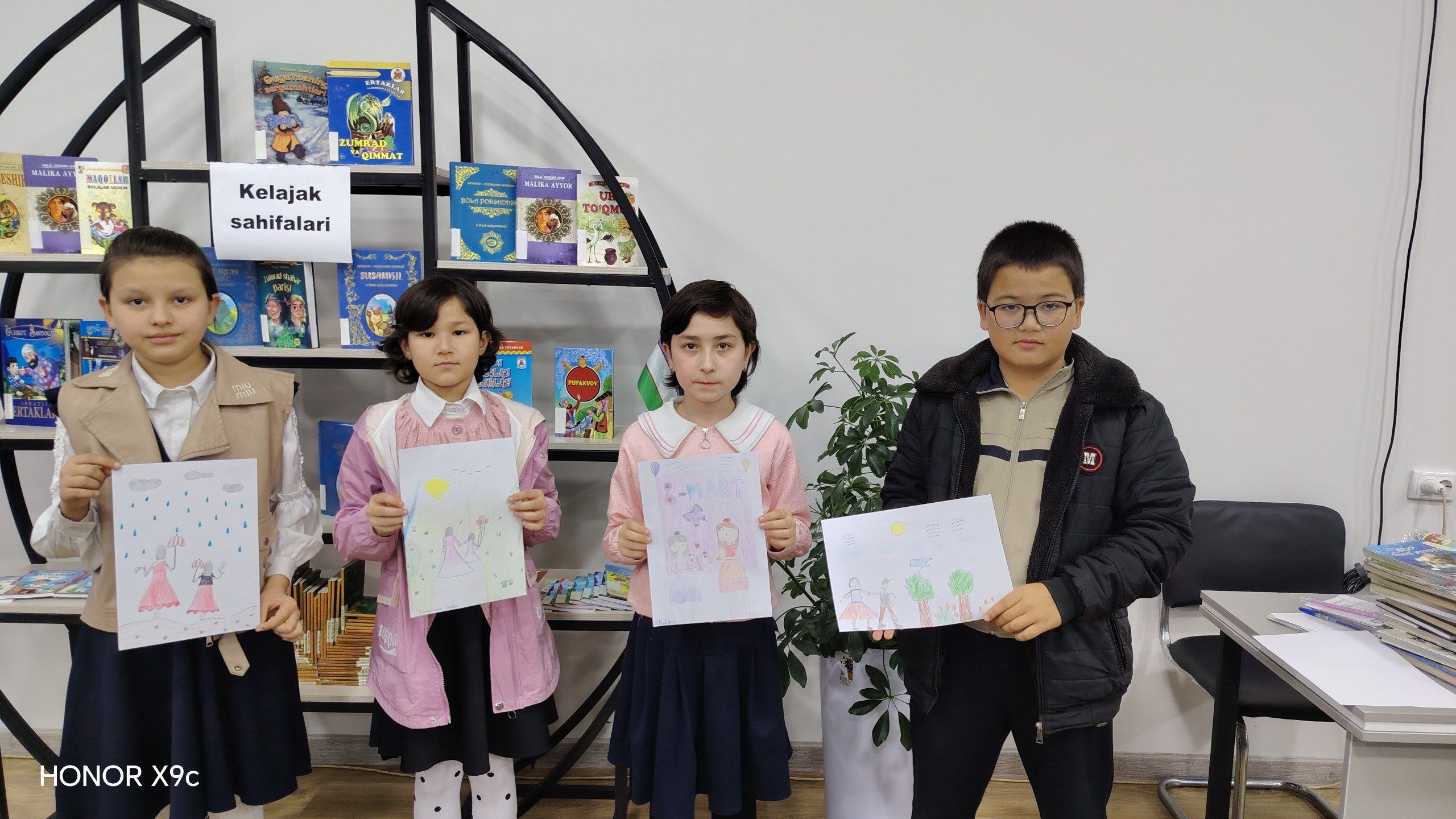 “Yosh qalamkashlar” guruhi a’zolari ishtirokida “Onam bilan men” nomli rasmlar tanlovi tashkil etildi.